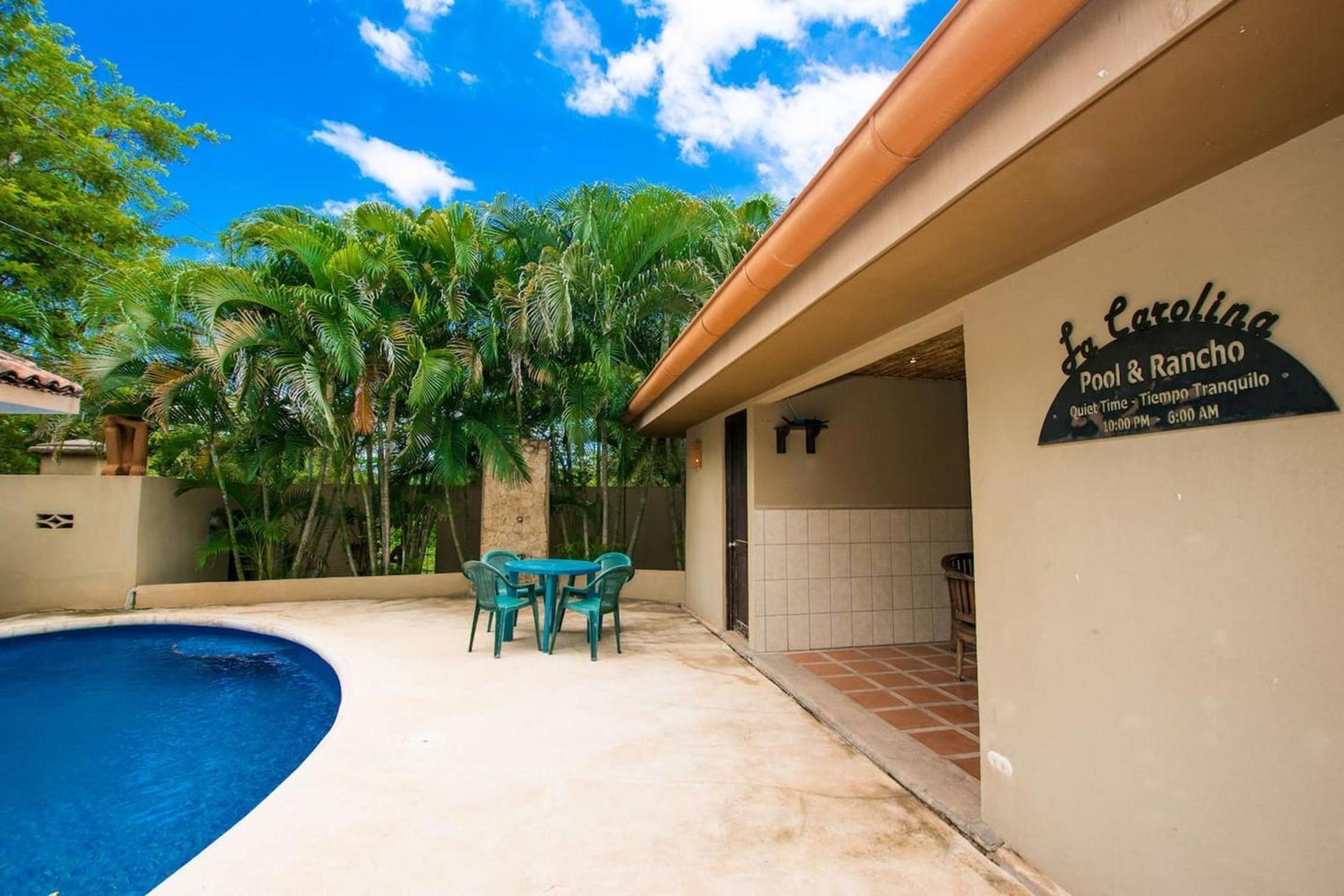 Cozy Garden Condo with Vibrant Tropical Decor, Swimming Pool and Rancho