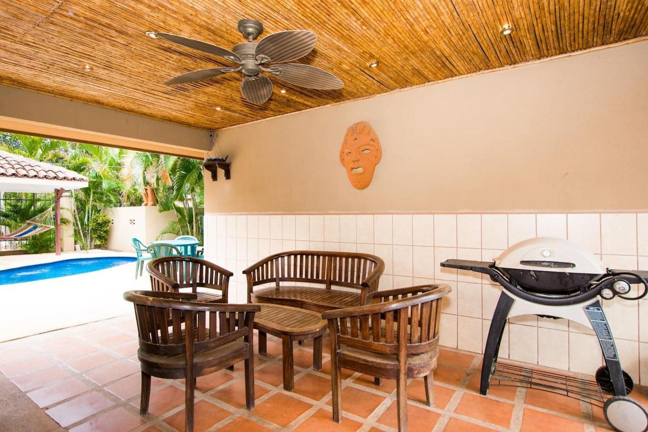 Cozy Garden Condo with Vibrant Tropical Decor, Swimming Pool and Rancho