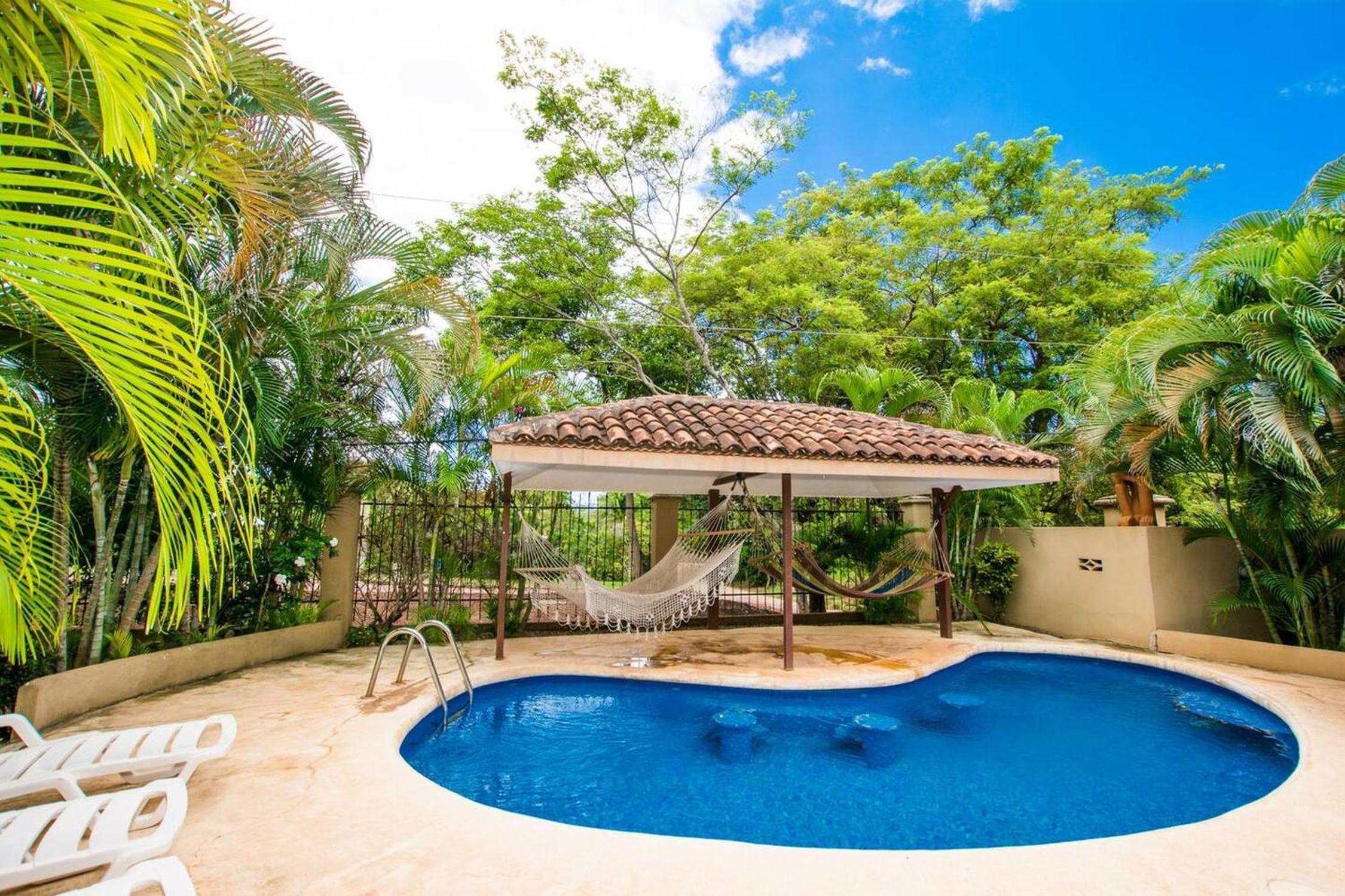Cozy Garden Condo with Vibrant Tropical Decor, Swimming Pool and Rancho