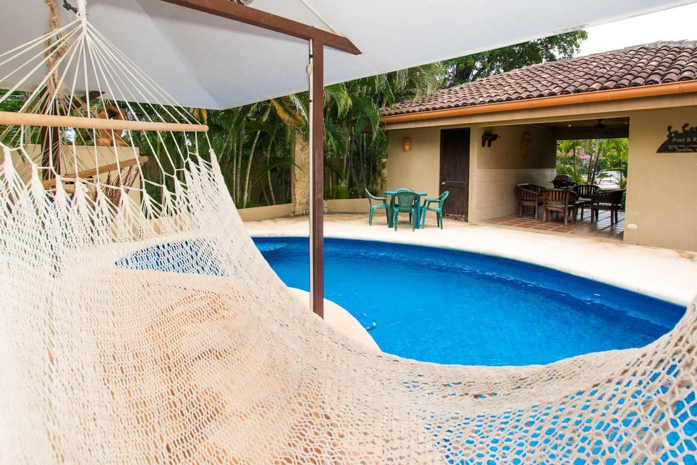 Cozy Garden Condo with Vibrant Tropical Decor, Swimming Pool and Rancho