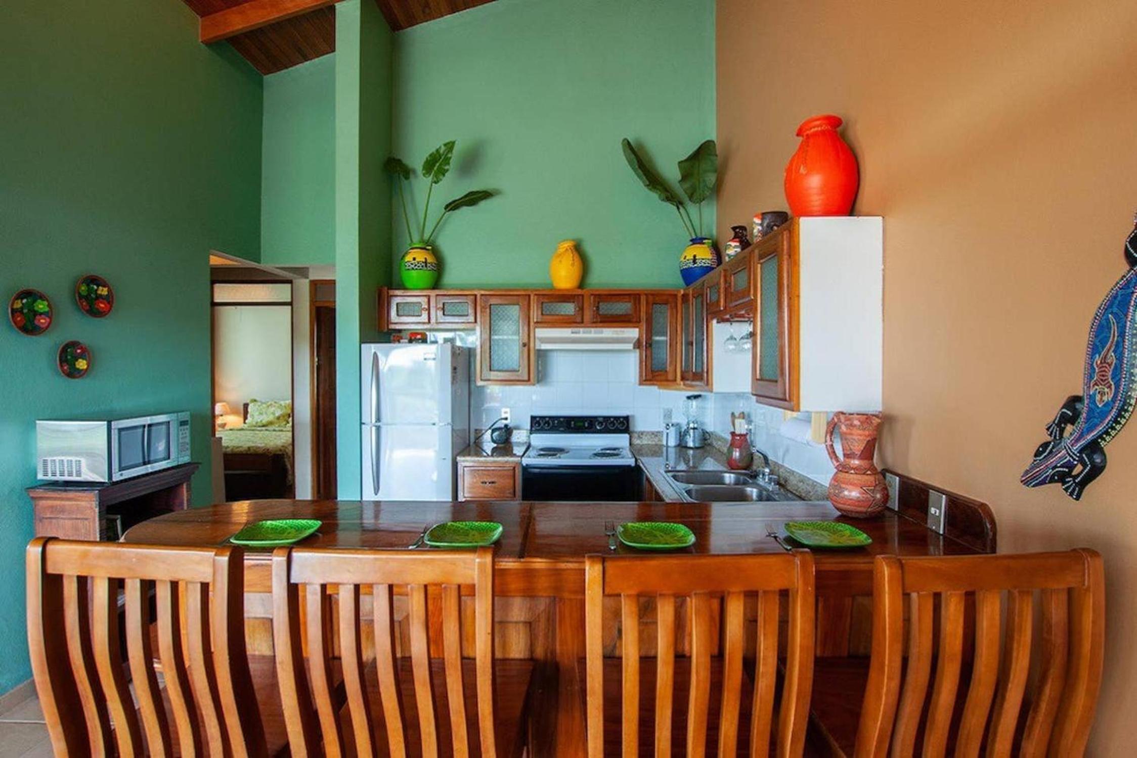 Tropical Condo with Spectacular Ocean Views, Panoramic Dining Terrace & Quick Walk to Beach