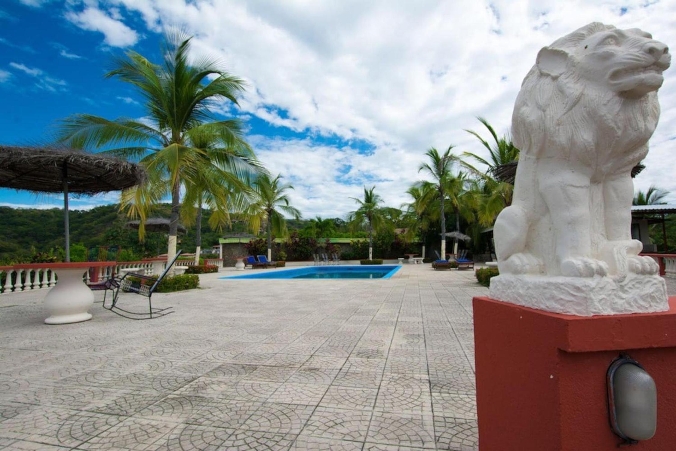 Tropical Condo with Spectacular Ocean Views, Panoramic Dining Terrace & Quick Walk to Beach