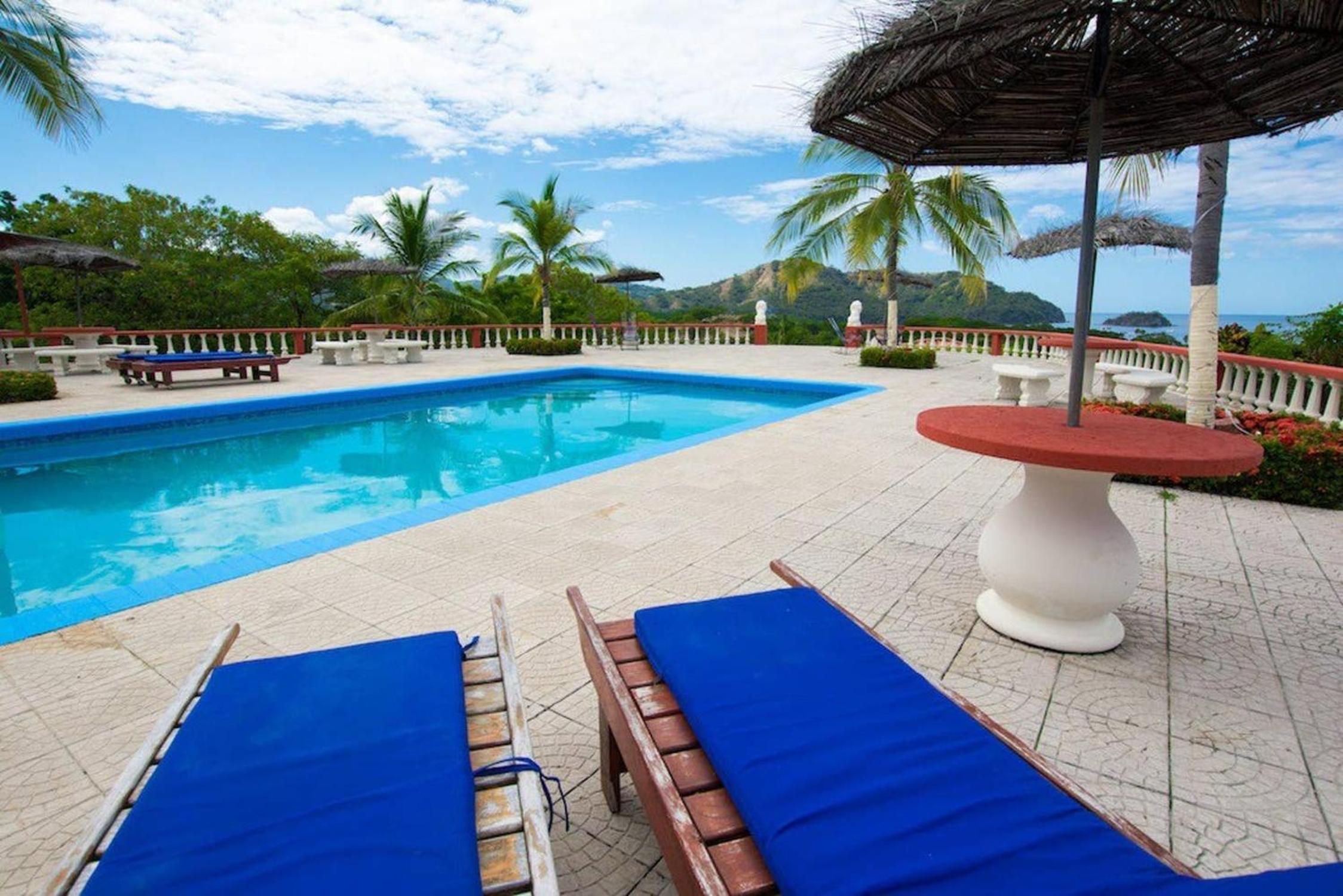 Tropical Condo with Spectacular Ocean Views, Panoramic Dining Terrace & Quick Walk to Beach