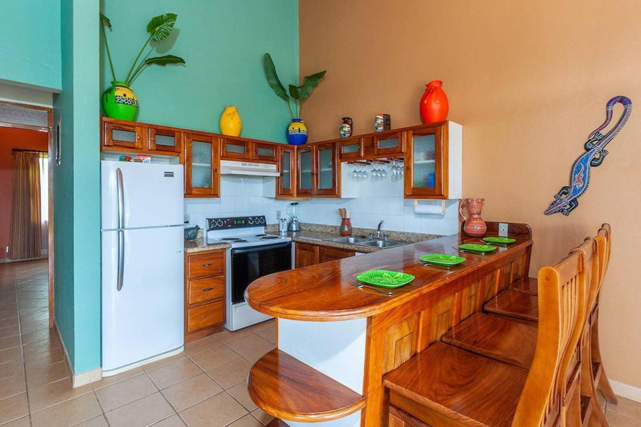 Tropical Condo with Spectacular Ocean Views, Panoramic Dining Terrace & Quick Walk to Beach
