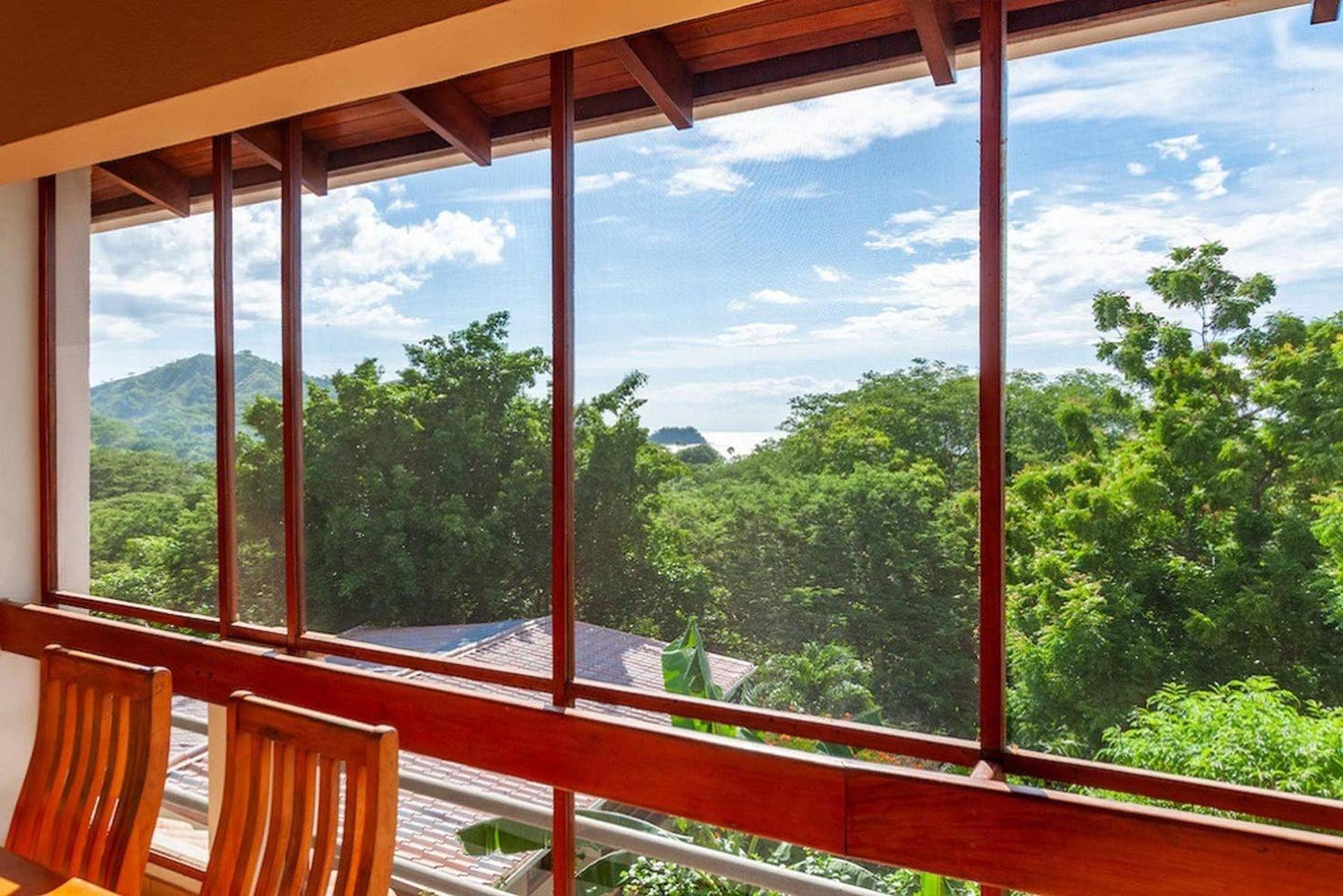 Tropical Condo with Spectacular Ocean Views, Panoramic Dining Terrace & Quick Walk to Beach
