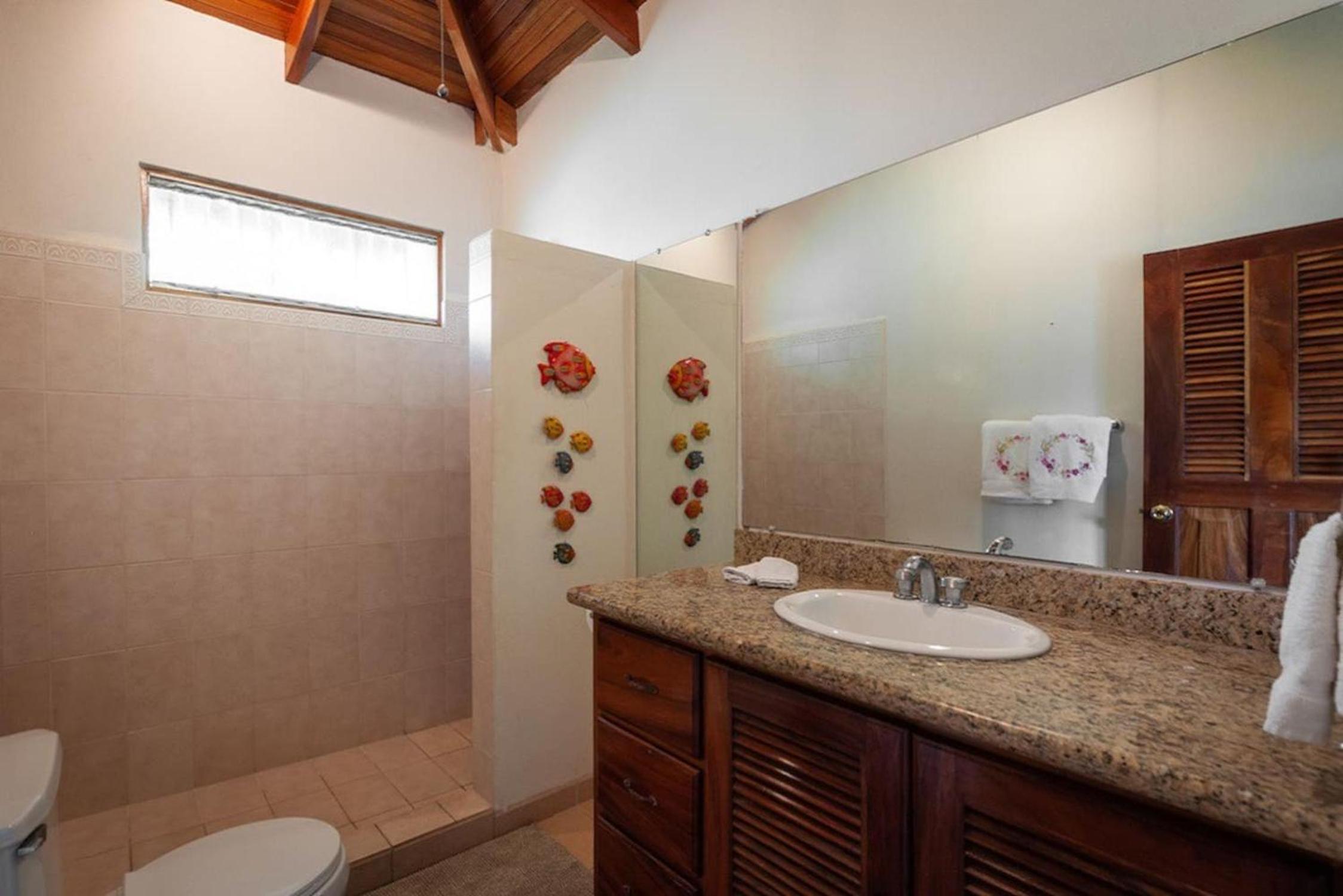 Tropical Condo with Spectacular Ocean Views, Panoramic Dining Terrace & Quick Walk to Beach