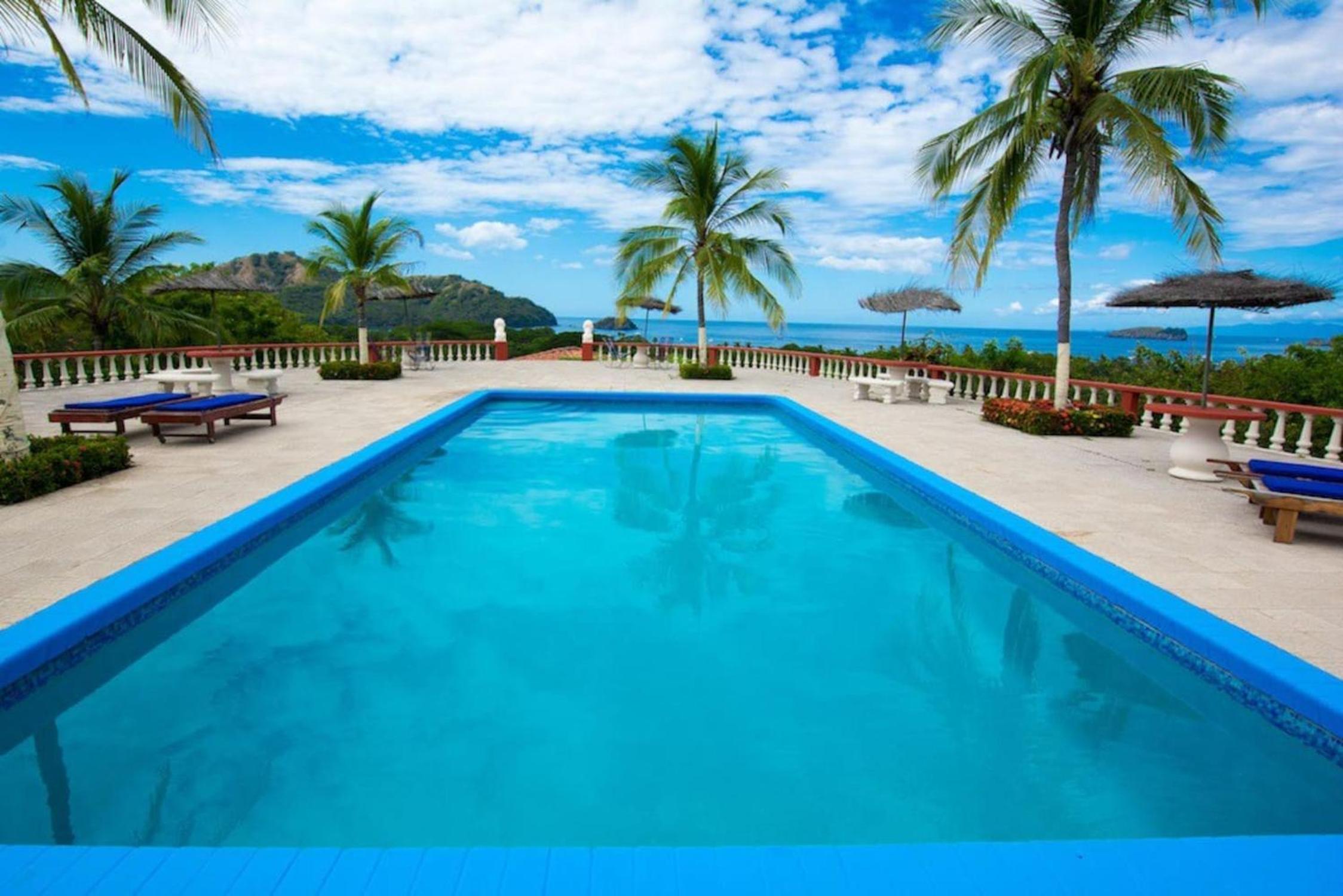 Tropical Condo with Spectacular Ocean Views, Panoramic Dining Terrace & Quick Walk to Beach