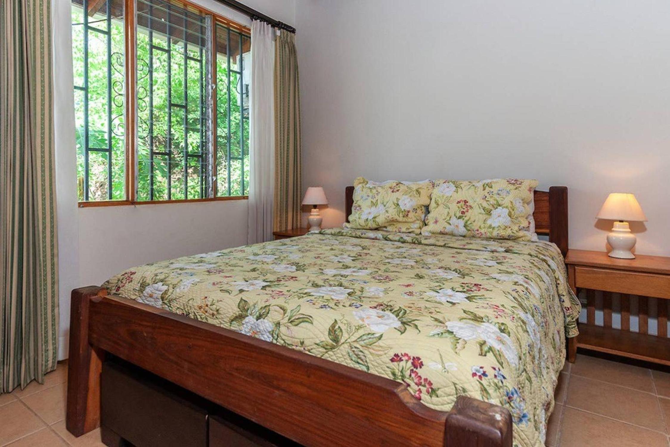 Tropical Condo with Spectacular Ocean Views, Panoramic Dining Terrace & Quick Walk to Beach