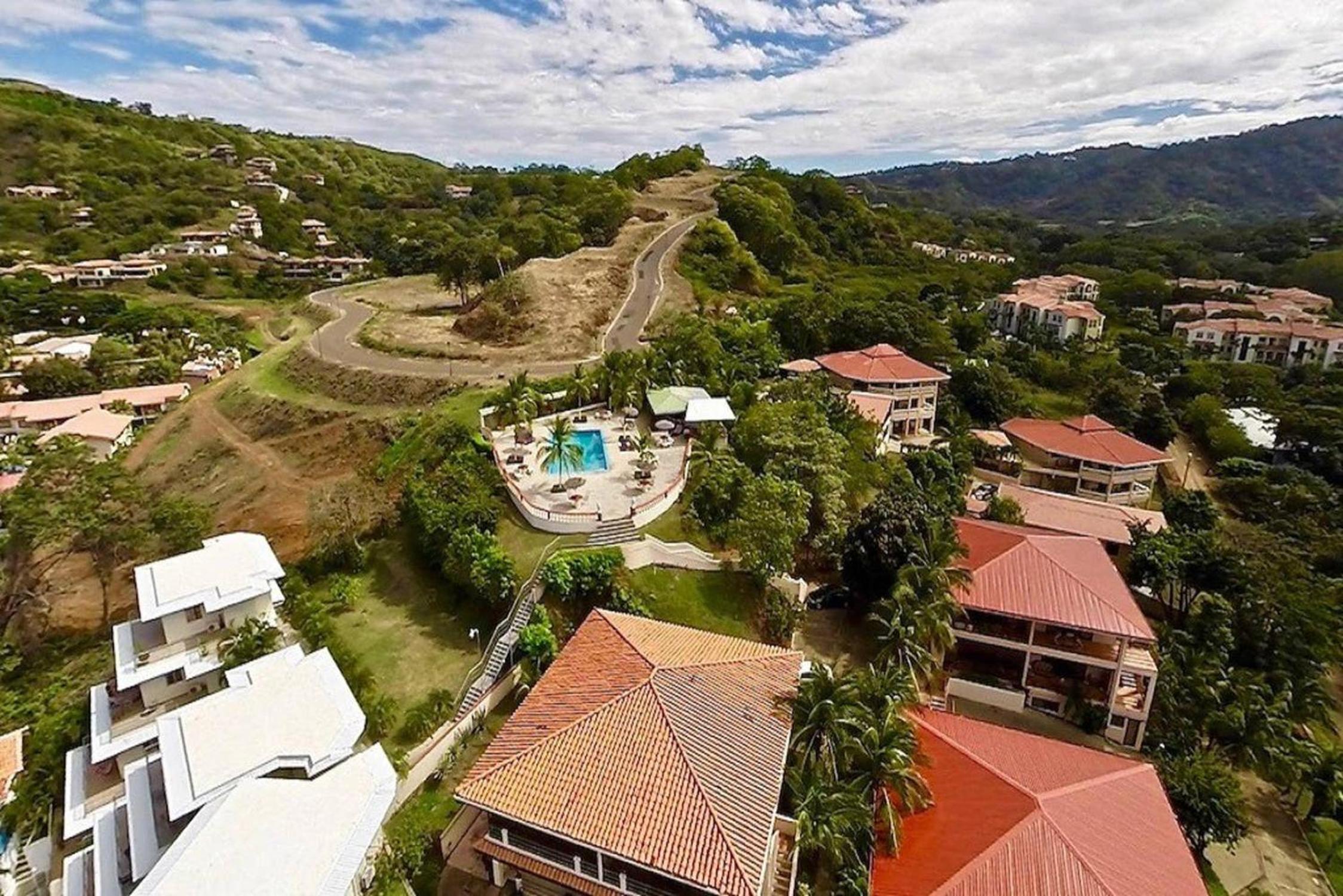 Tropical Condo with Spectacular Ocean Views, Panoramic Dining Terrace & Quick Walk to Beach