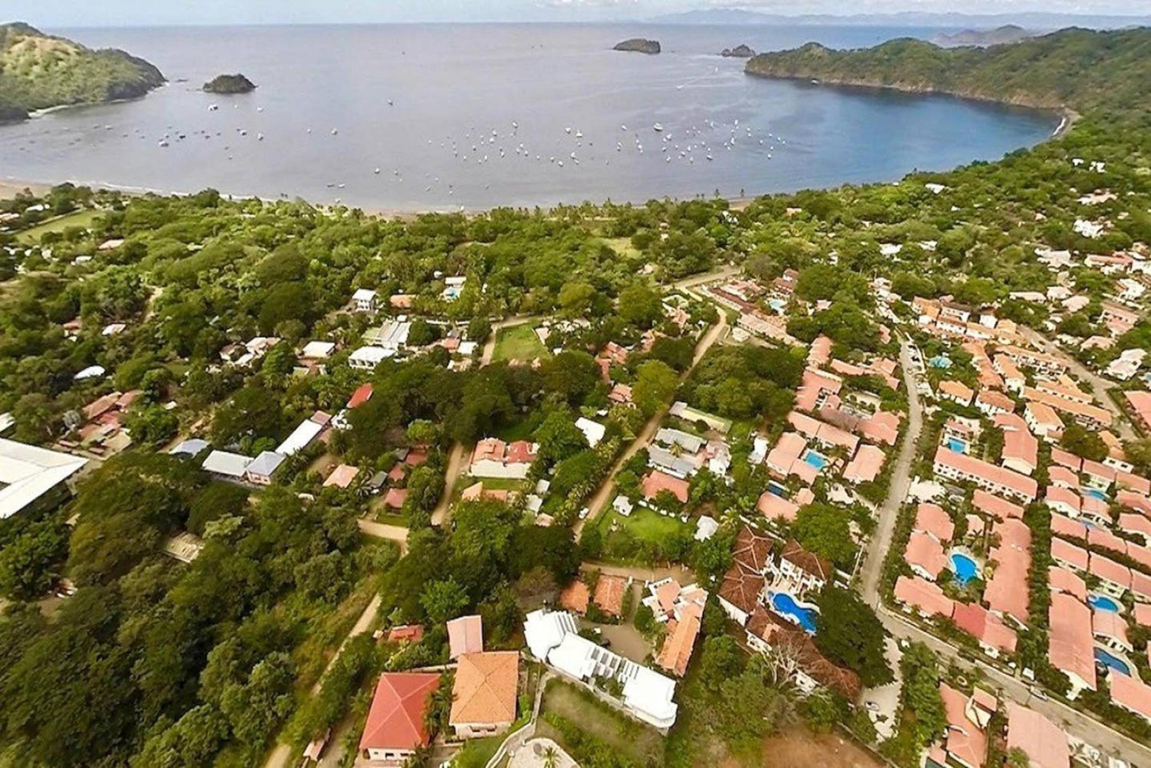 Tropical Condo with Spectacular Ocean Views, Panoramic Dining Terrace & Quick Walk to Beach