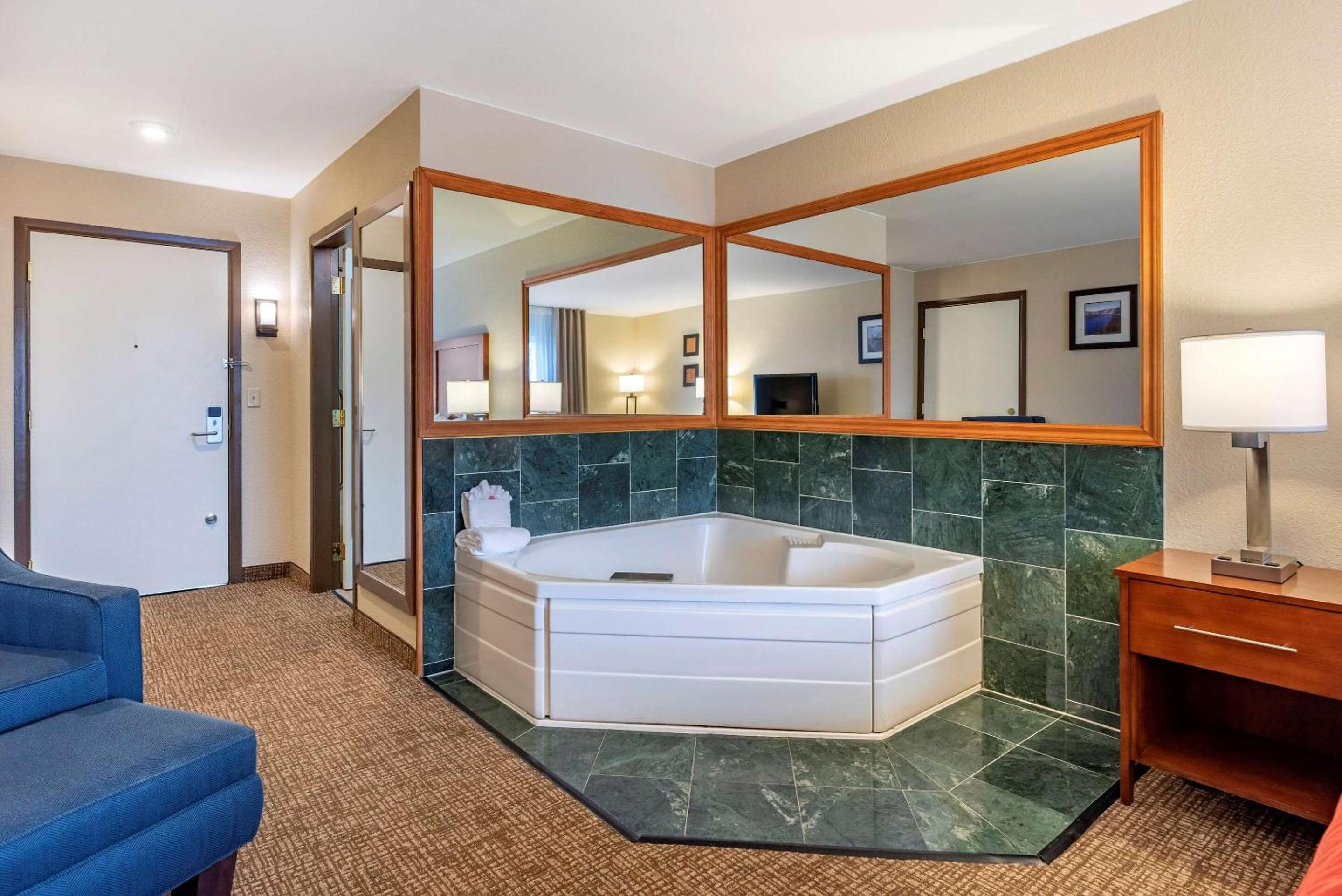Klamath Falls Vacations - Comfort Inn  Suites - Property Image 35