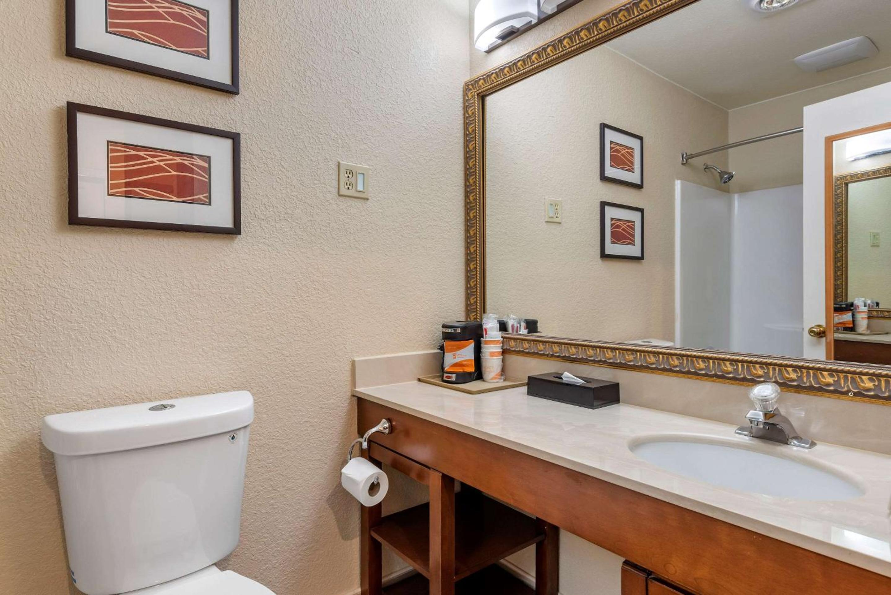 Klamath Falls Vacations - Comfort Inn  Suites - Property Image 2