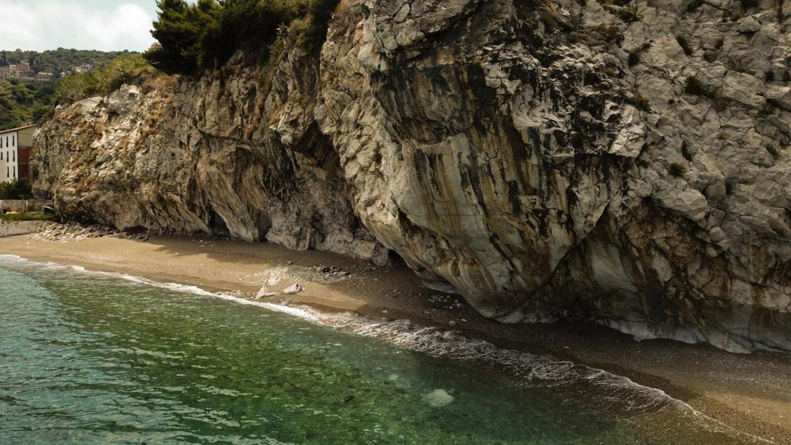 Mare Roccia beachfront apartment view 3