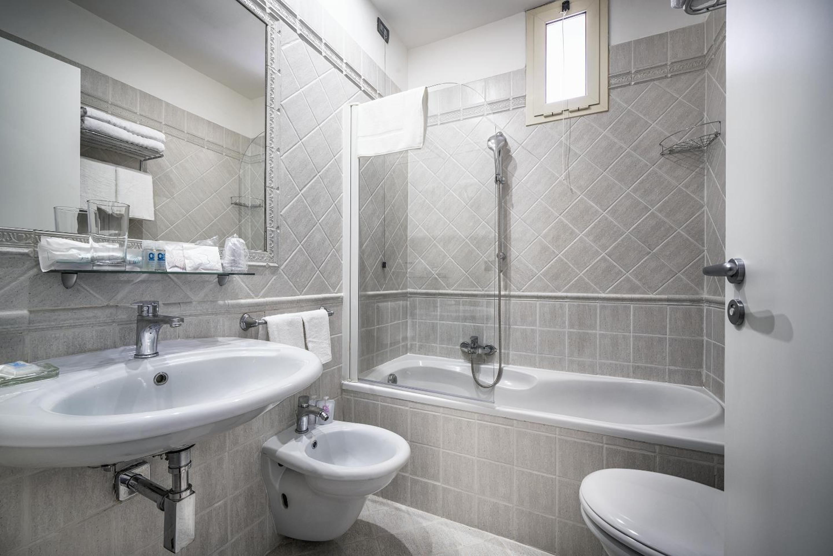 Hotel Varese en Rome — bathroom