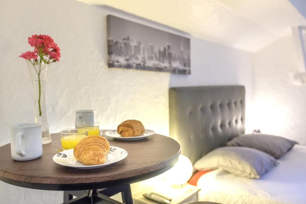 Gîtes La Tarine - Studio, Lit Queen Size "CLIMATISATION, NETFLIX et WIFI, parking, HYPERCENTRE a 400m, lave vaisselle, boite a clés pour arrivée tardive, l view 3