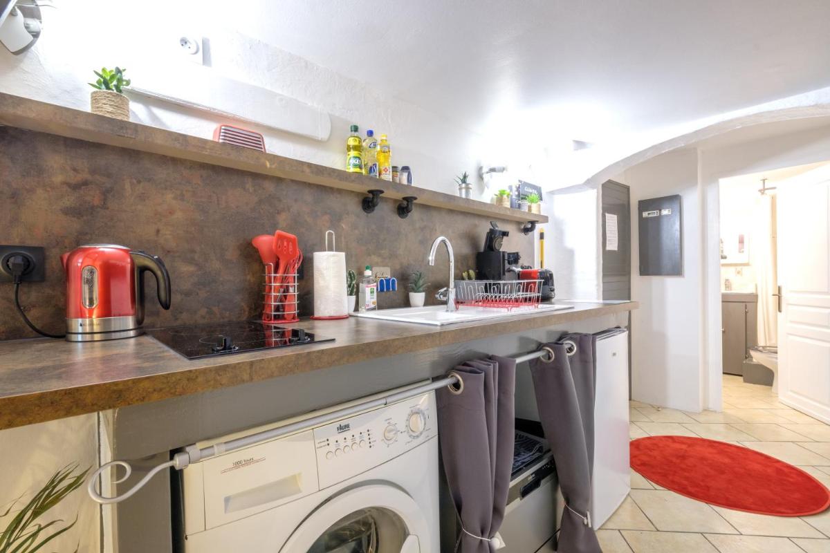 Gîtes La Tarine - Studio, Lit Queen Size "CLIMATISATION, NETFLIX et WIFI, parking, HYPERCENTRE a 400m, lave vaisselle, boite a clés pour arrivée tardive, l view 4