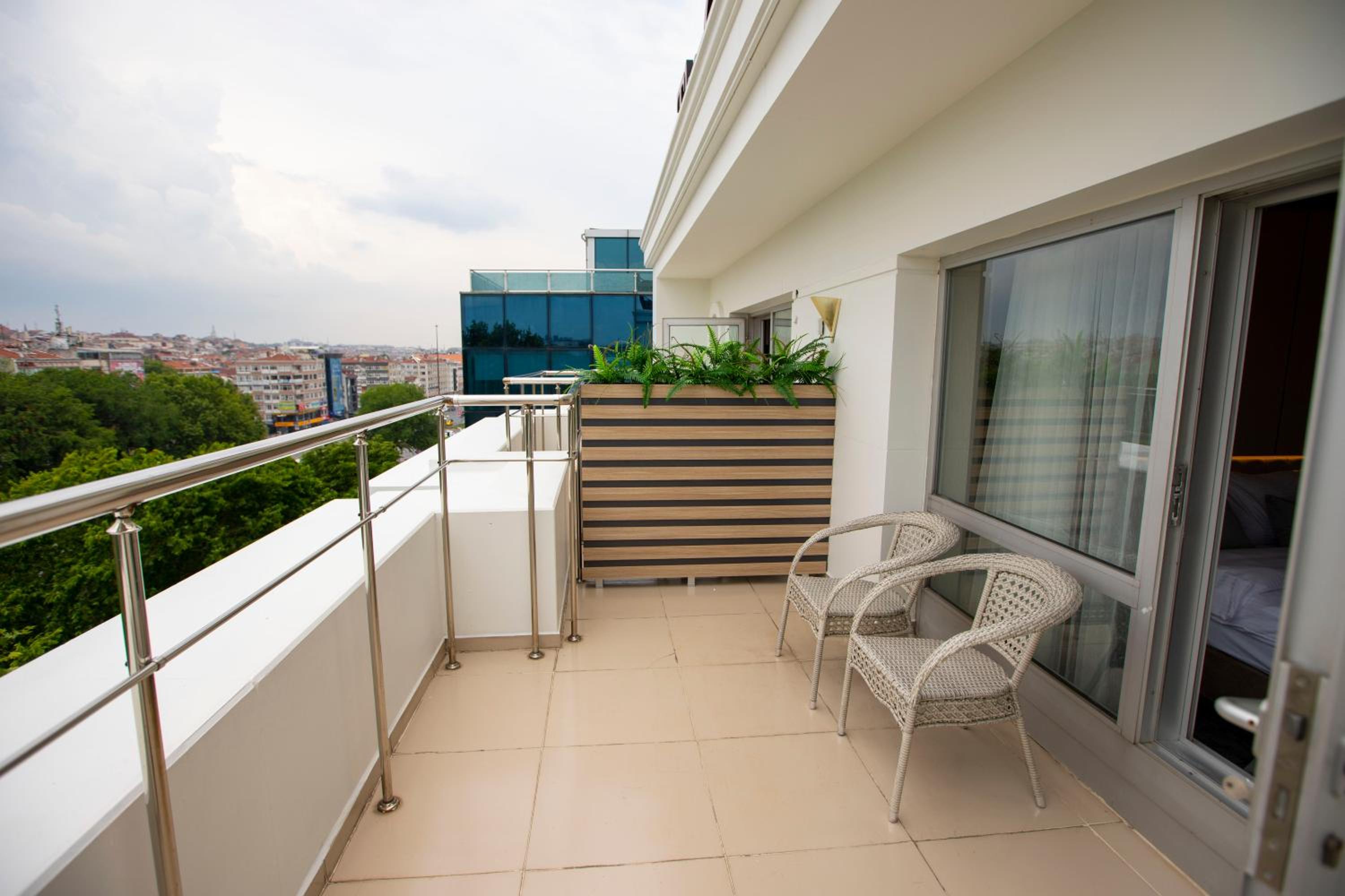 THE GREEN HOTEL - Image 18