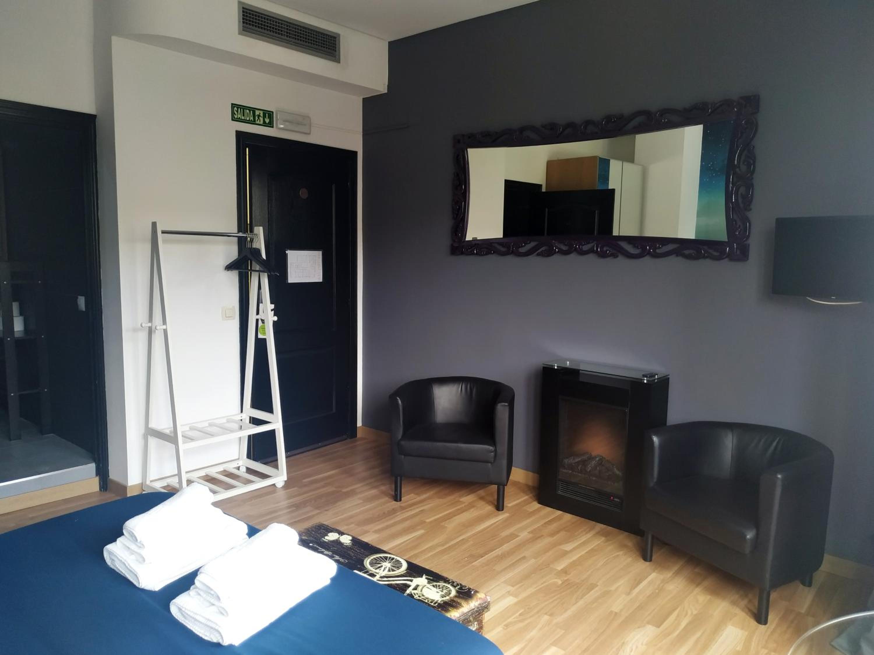 Flats Friends Plaza de la Reina