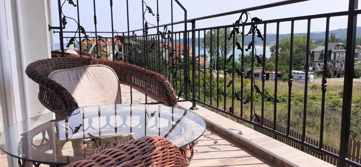 balcony