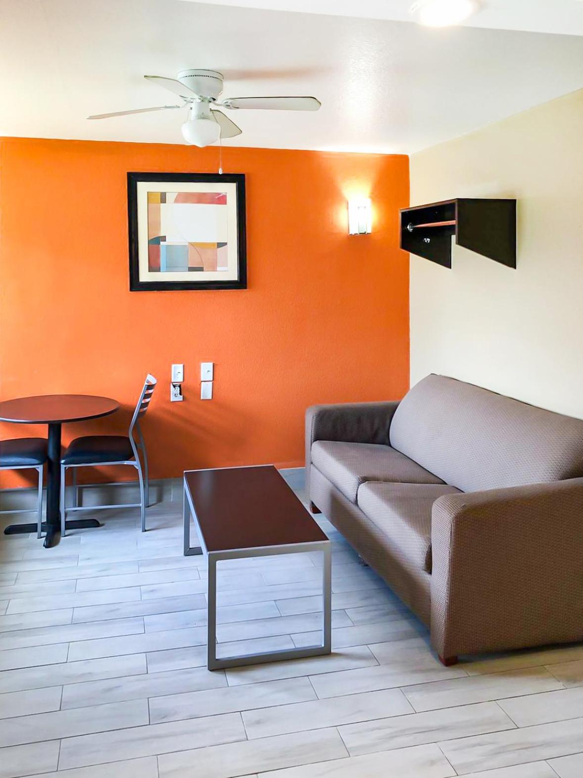 OYO Hotel Lake Charles Hwy 10 view 4