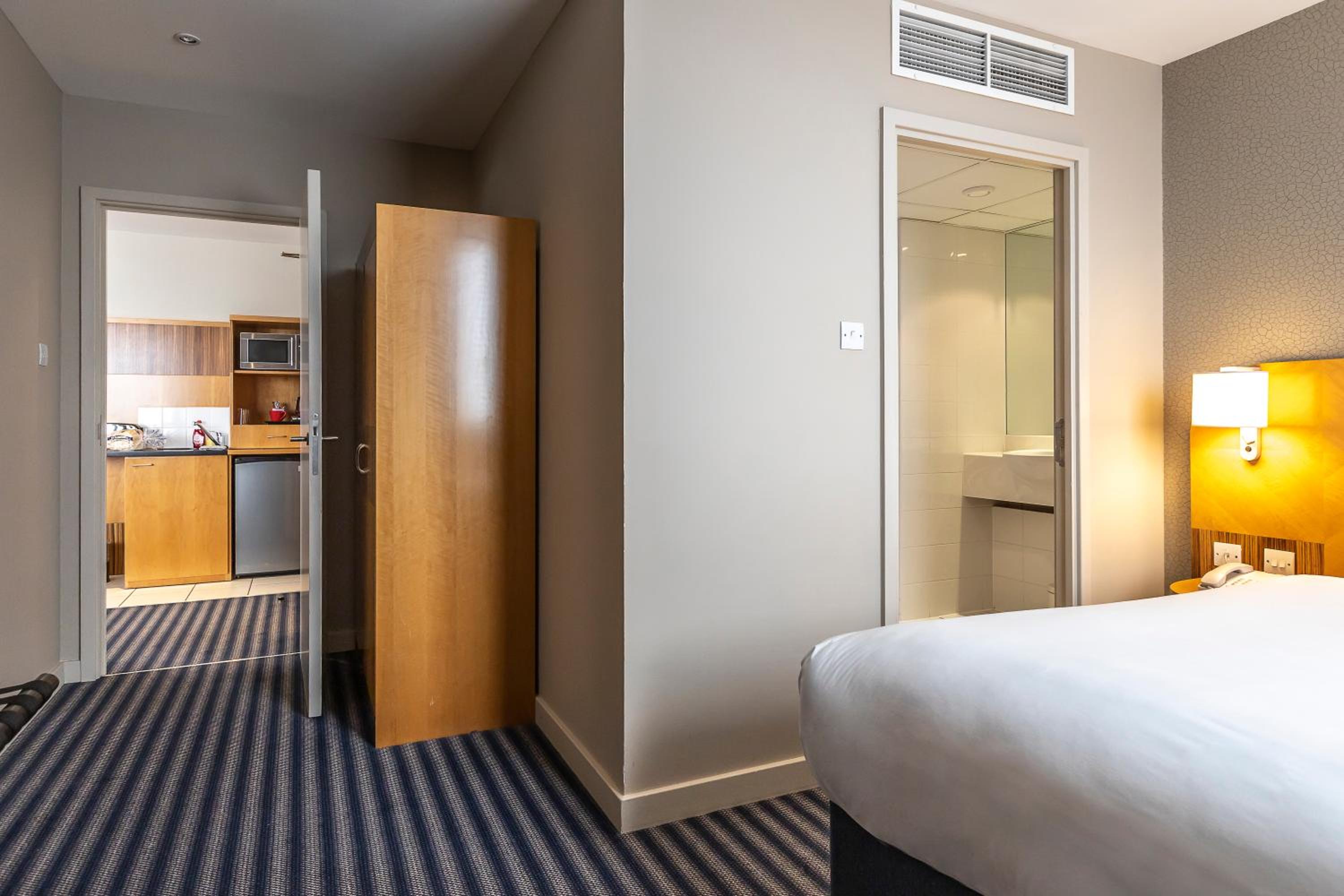 Coventry Vacations - Ramada Hotel  Suites by Wyndham Coventry - Property Image 6