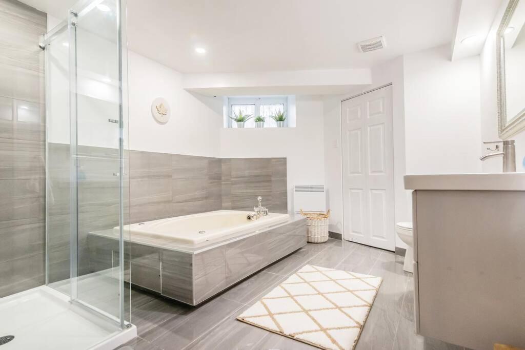 North House - Modern Meets Rustic- 2 Bedroom in Old Quebec