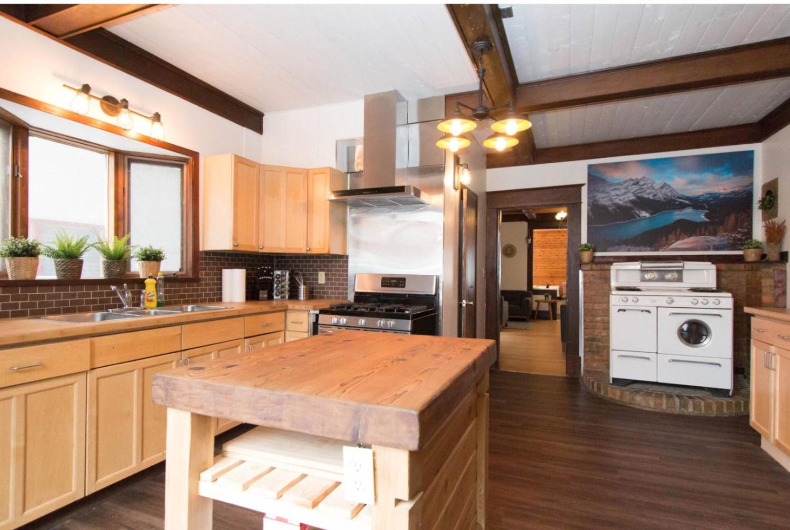 Rocky Mountain Retreat- Enormous House Sleeps 23