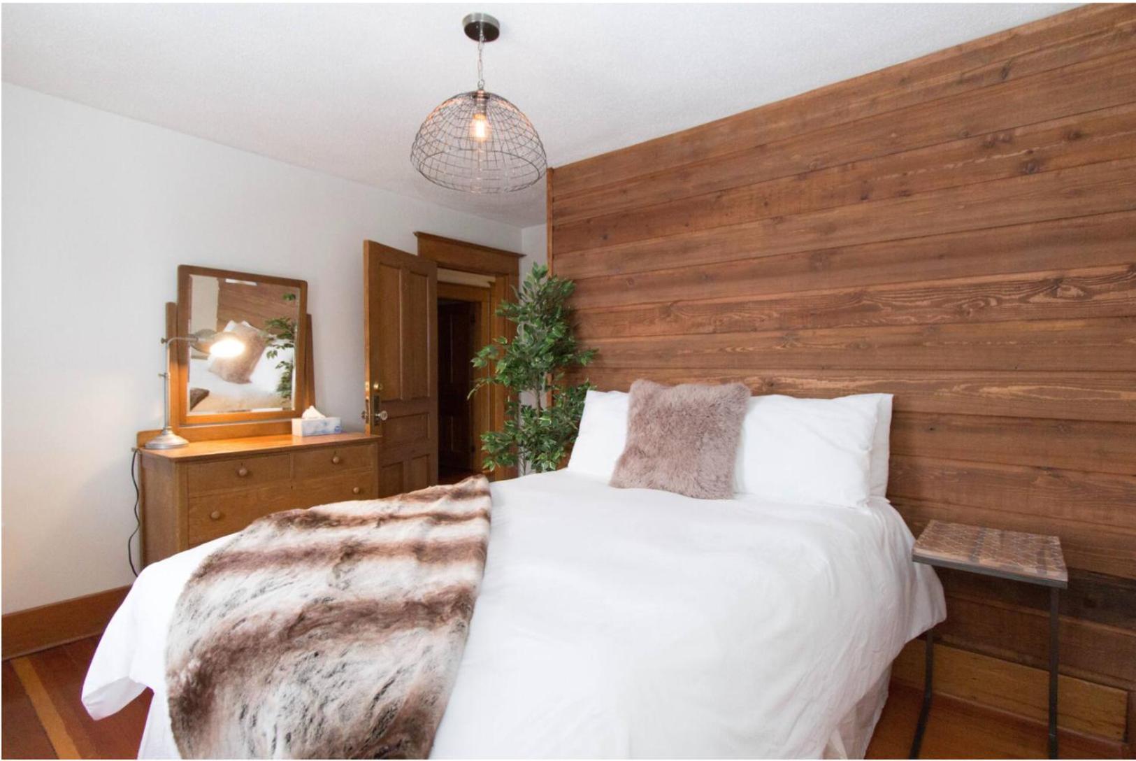 Rocky Mountain Retreat- Enormous House Sleeps 23