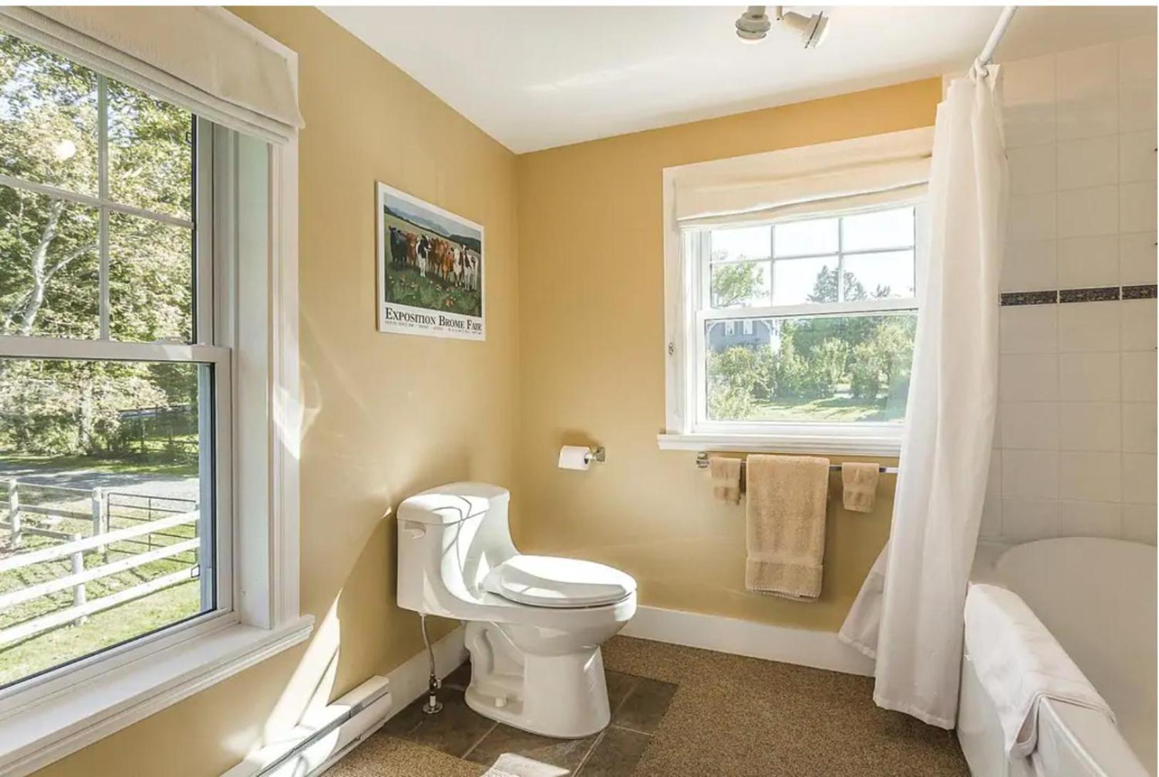 North House - Lovely Lac-Brome 3 Bedroom Lakefront Cottage