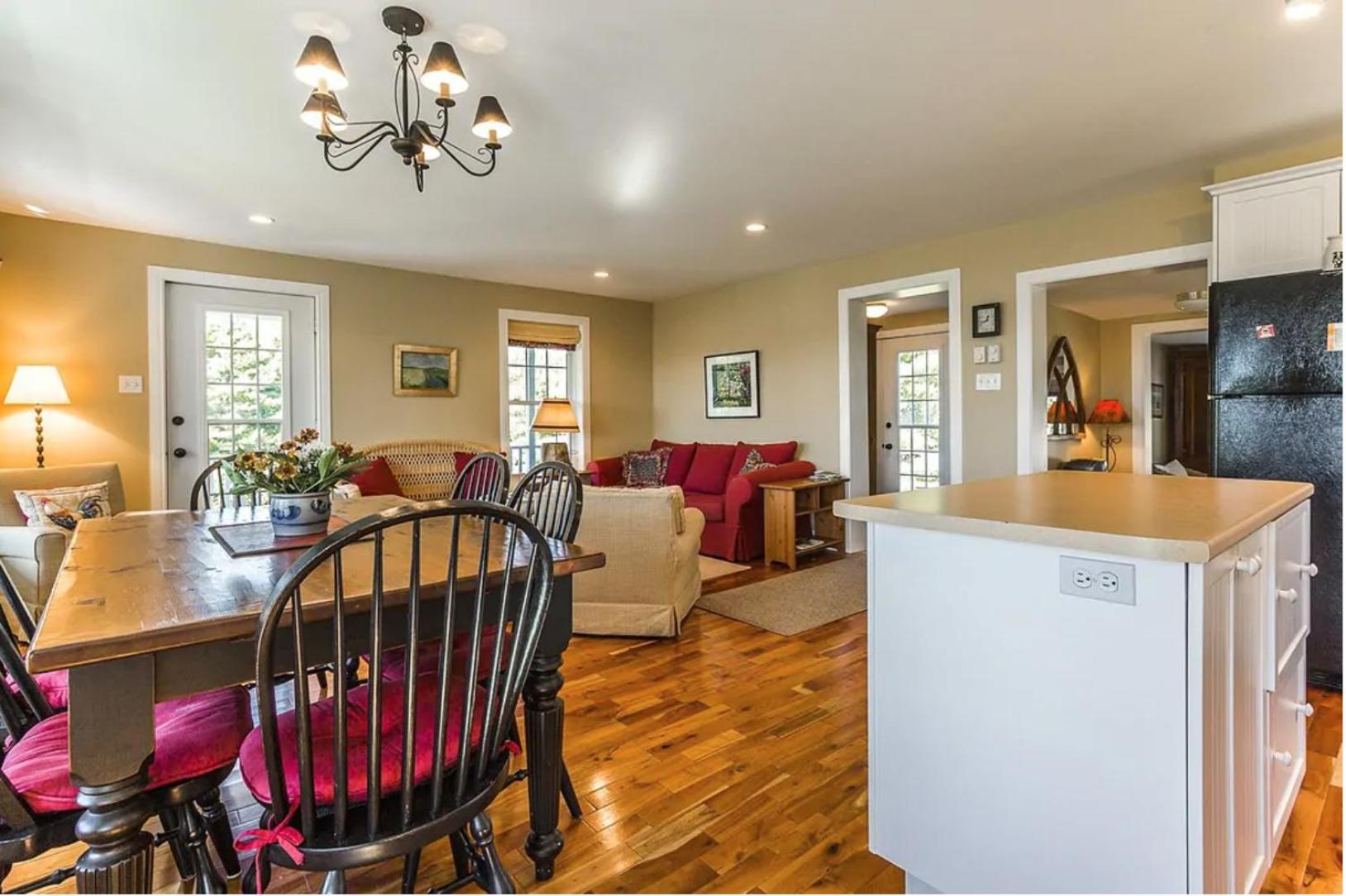 North House - Lovely Lac-Brome 3 Bedroom Lakefront Cottage