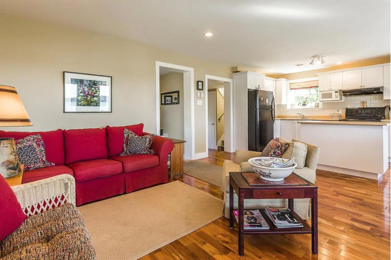 North House - Lovely Lac-Brome 3 Bedroom Lakefront Cottage