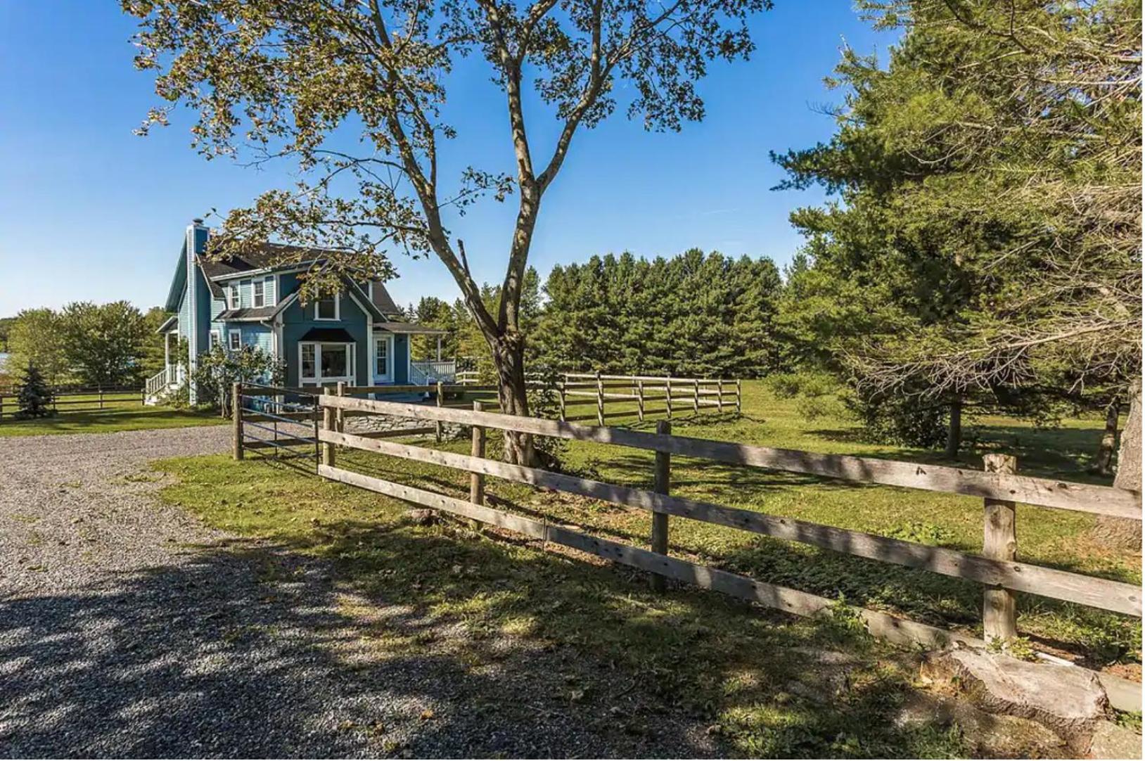 North House - Lovely Lac-Brome 3 Bedroom Lakefront Cottage