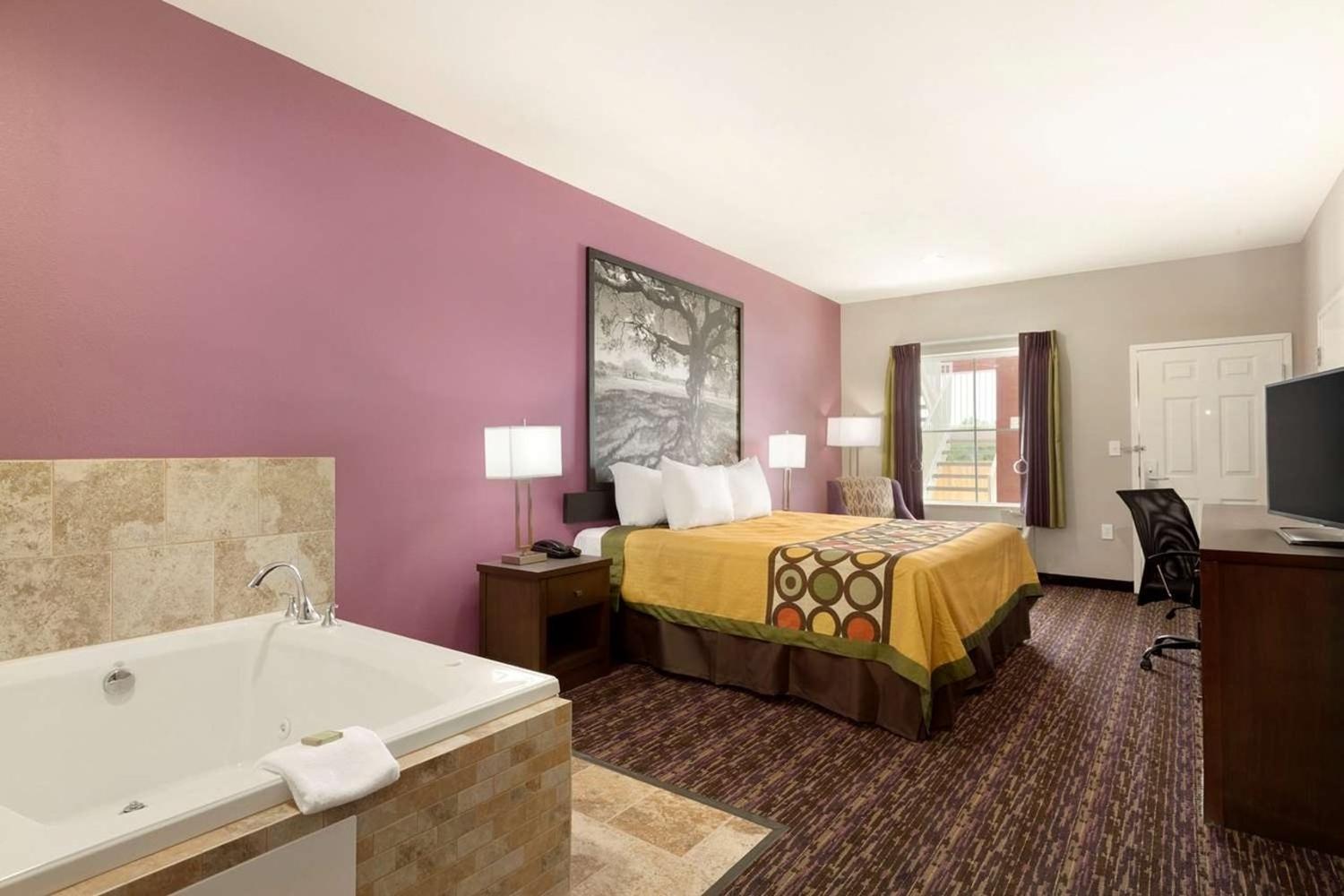 Super 8 by Wyndham Carrizo Springs
