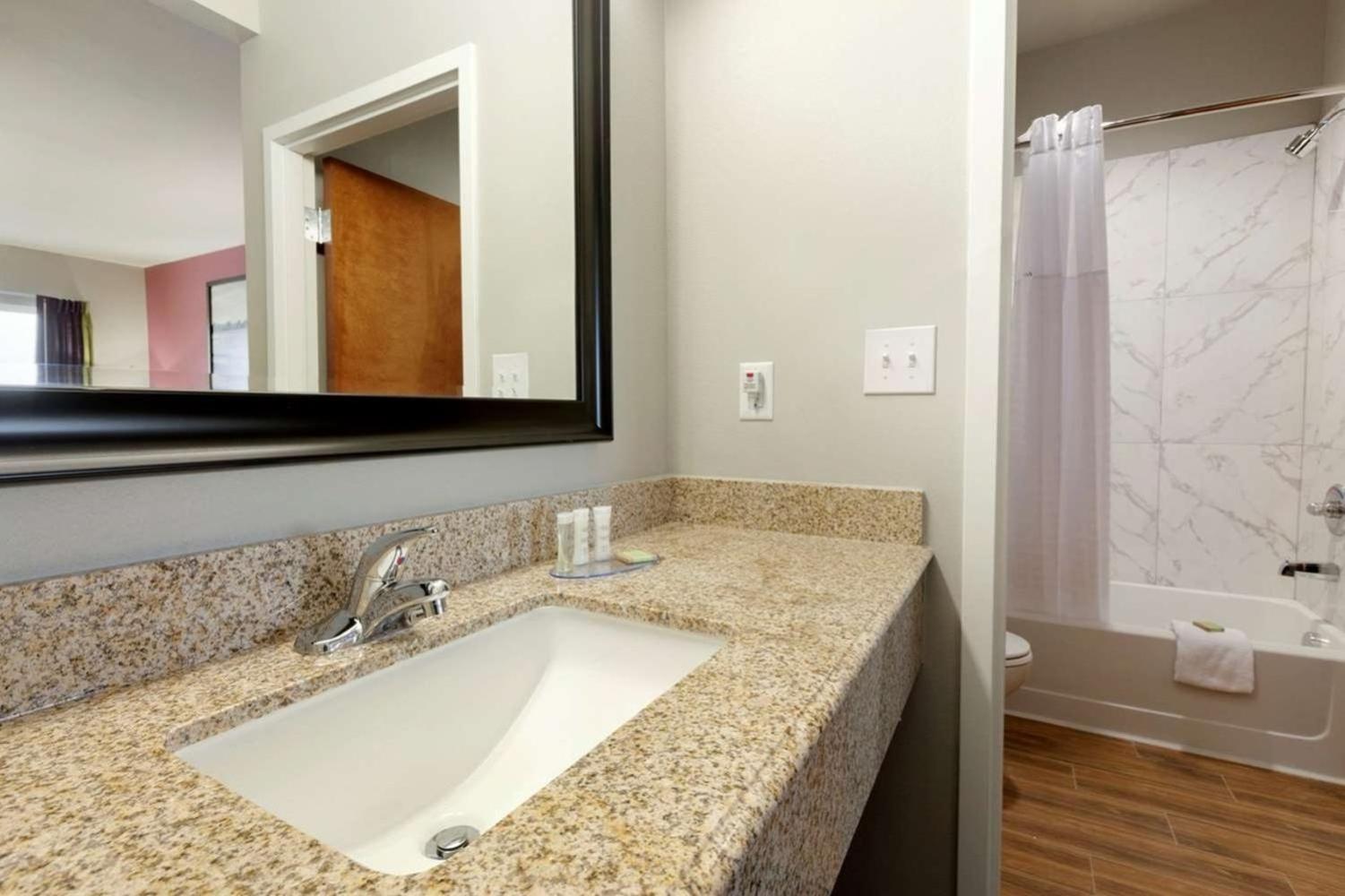 Super 8 by Wyndham Carrizo Springs