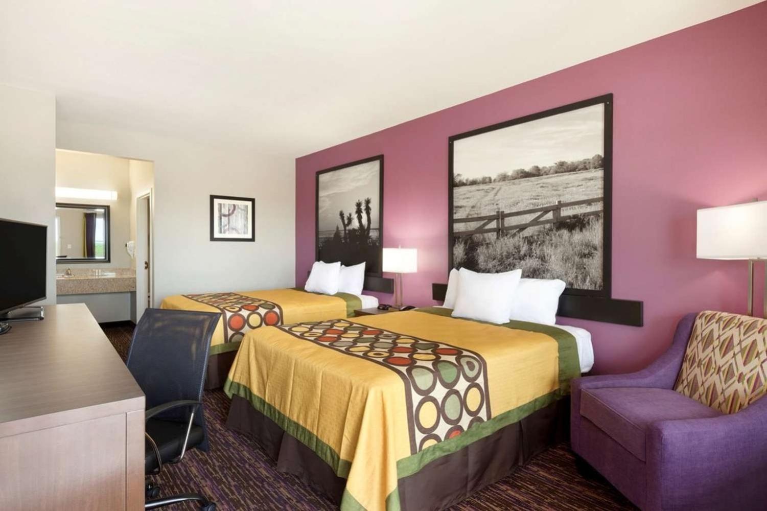 Super 8 by Wyndham Carrizo Springs