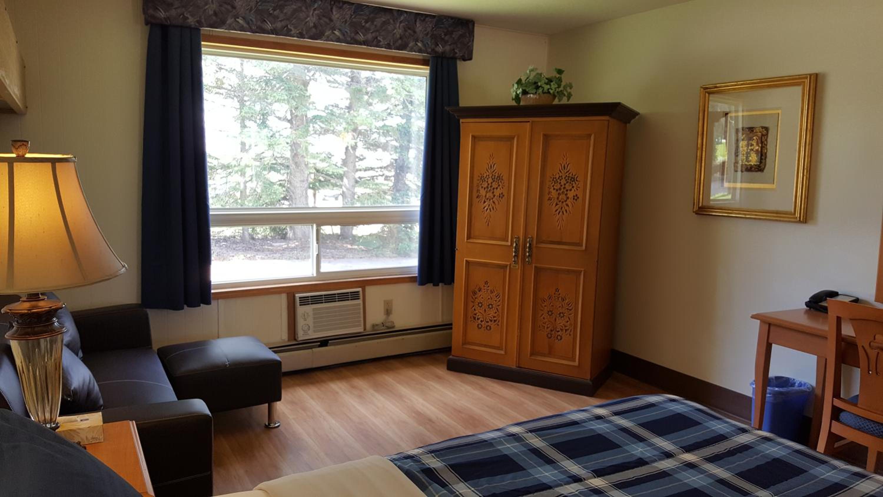 Hinton Vacations - Pines Motel - Property Image 8