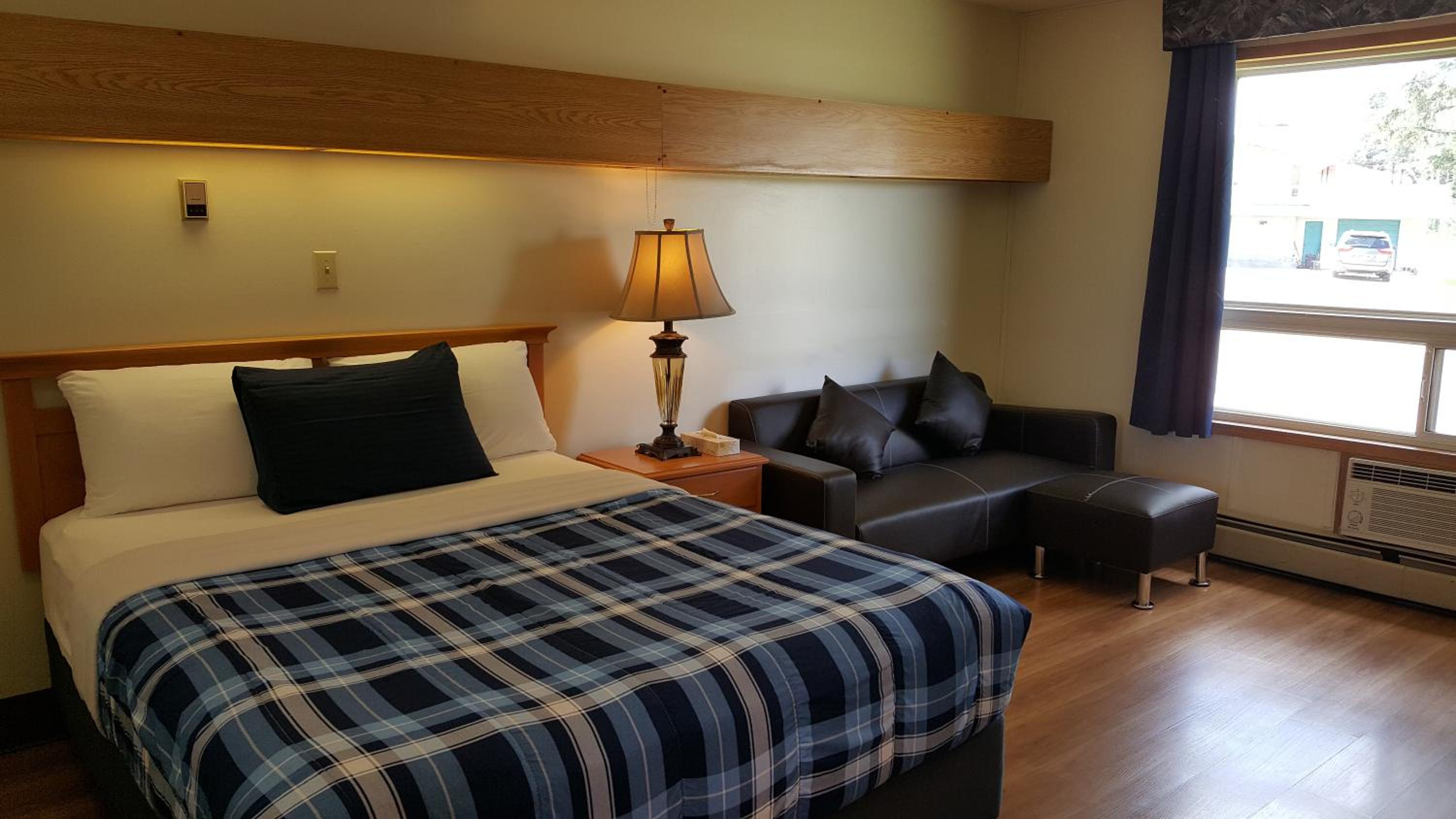 Hinton Vacations - Pines Motel - Property Image 7