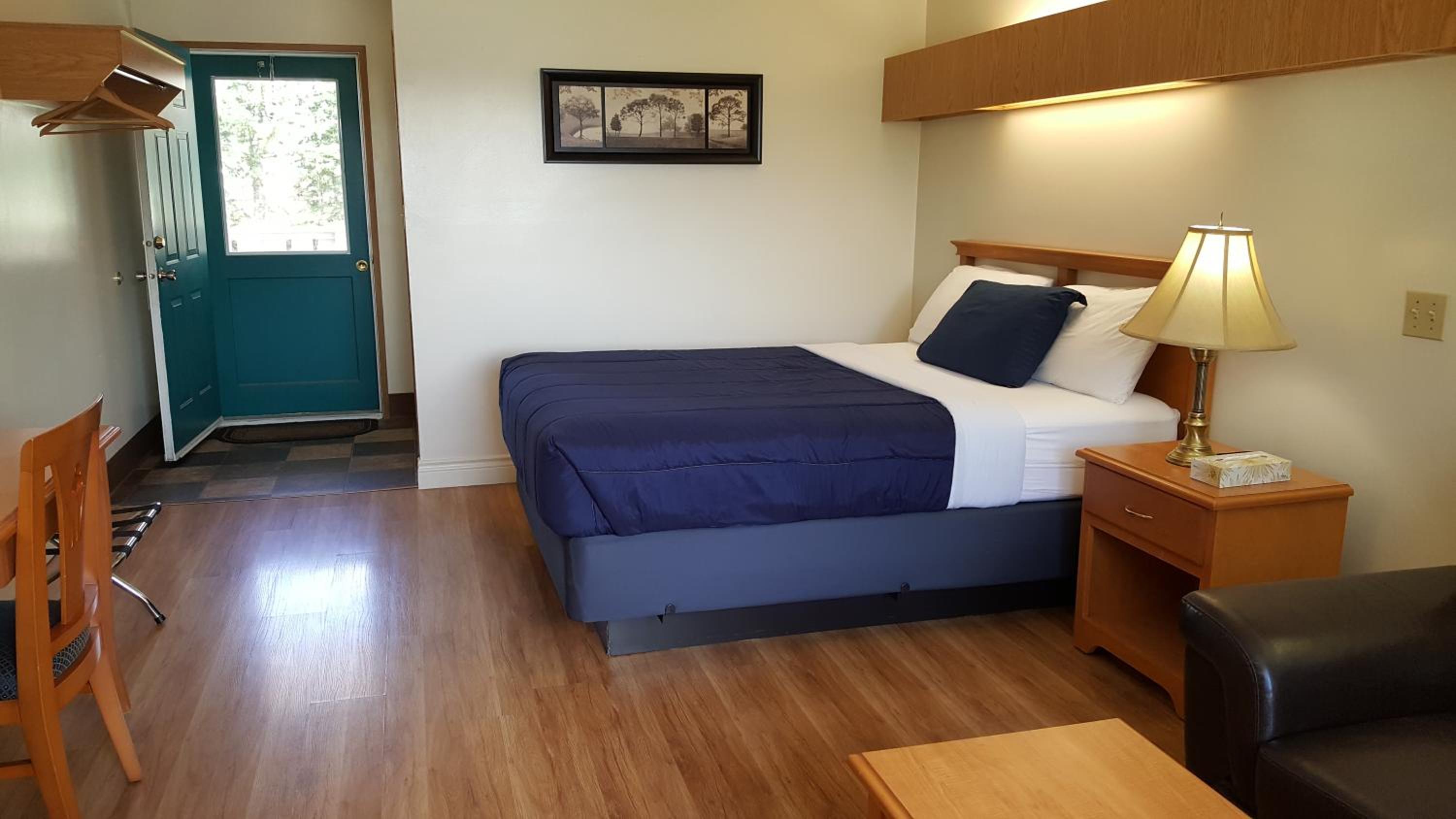 Hinton Vacations - Pines Motel - Property Image 2