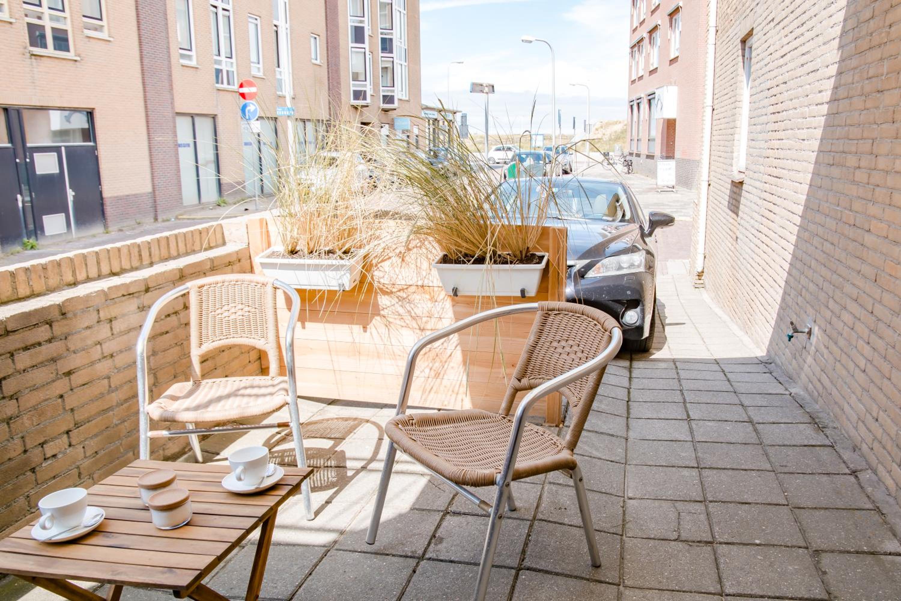 Beachhouse Anna, 1 minute walk to the beach and centre of Katwijk, Free private parking next to the house !