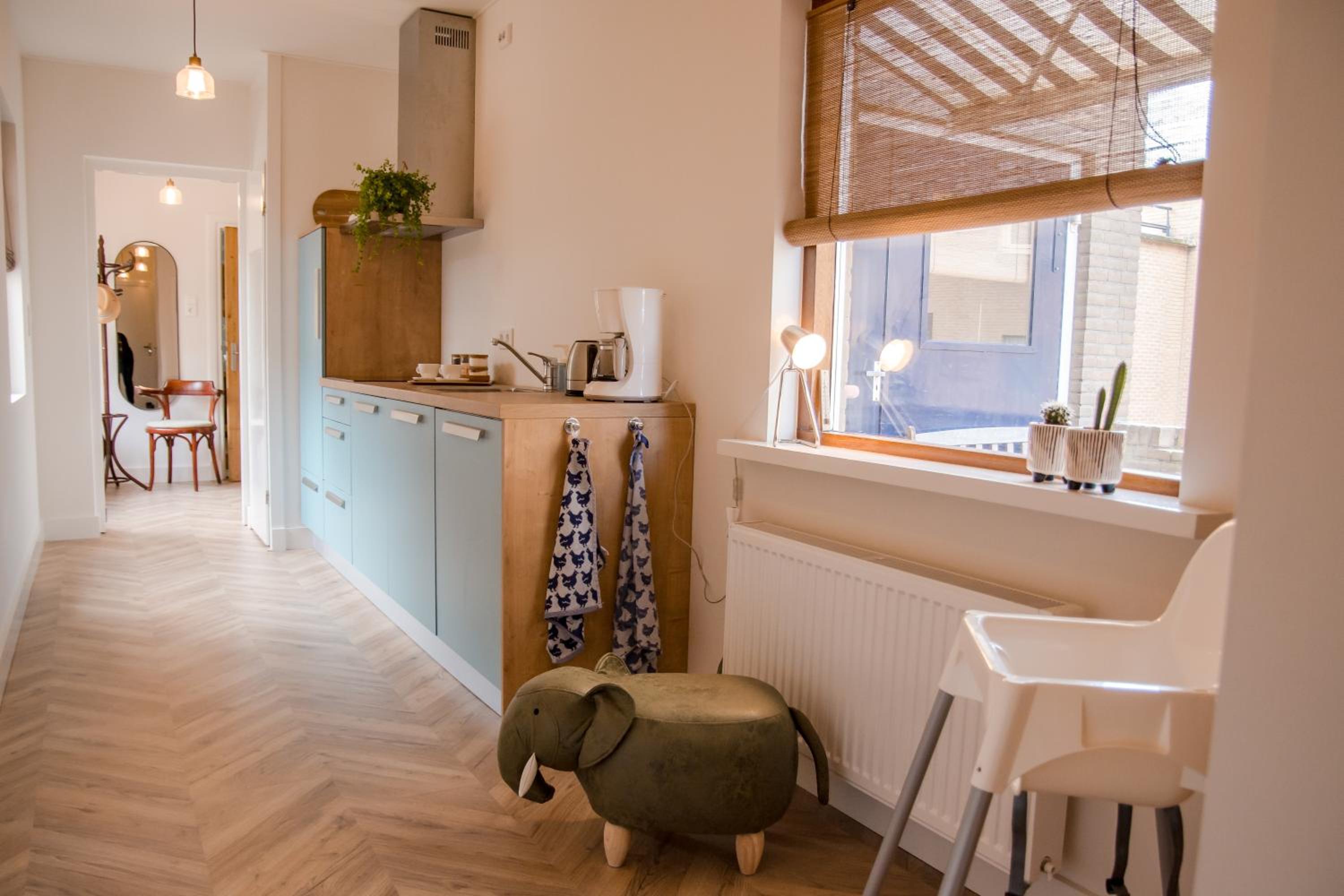 Beachhouse Anna, 1 minute walk to the beach and centre of Katwijk, Free private parking next to the house !
