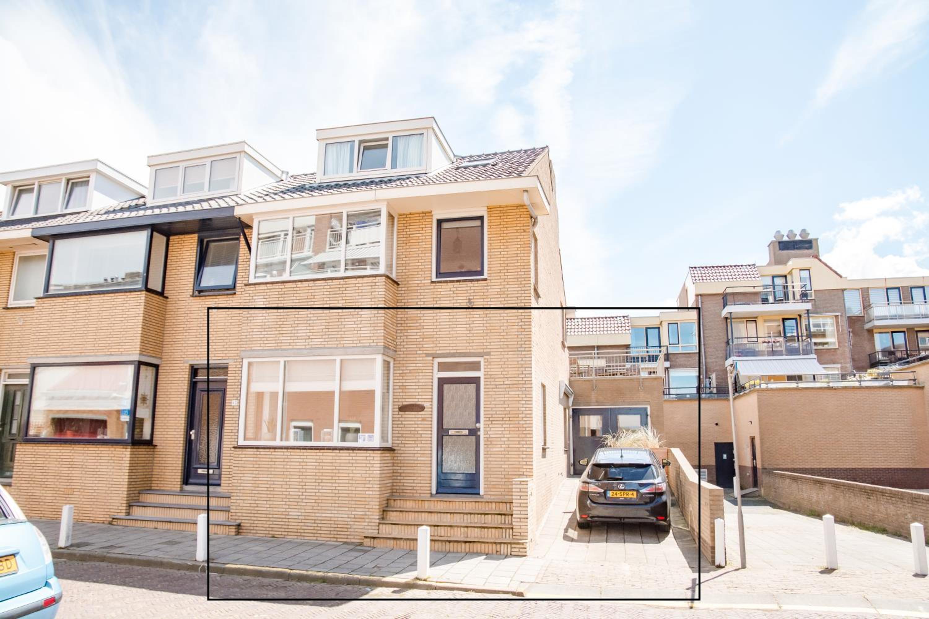 Beachhouse Anna, 1 minute walk to the beach and centre of Katwijk, Free private parking next to the house !