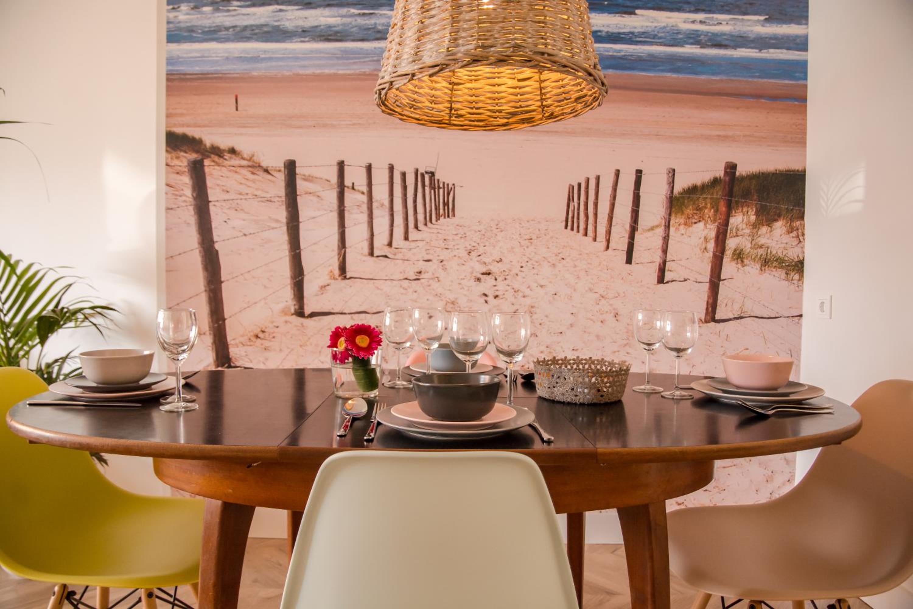 Beachhouse Anna, 1 minute walk to the beach and centre of Katwijk, Free private parking next to the house !