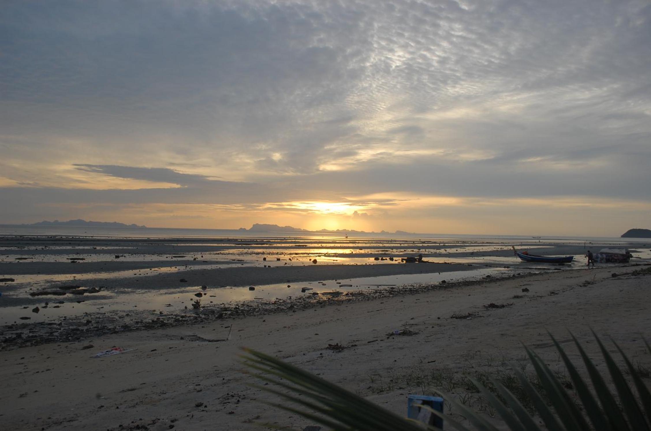 The Dreamcatcher Hostel Nathon SamuiSunset view 3