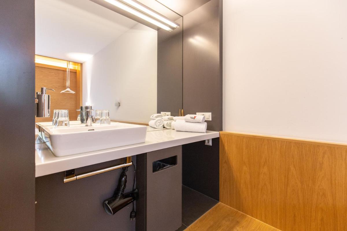 Capsule Hotel by Hyve Basel City view 4
