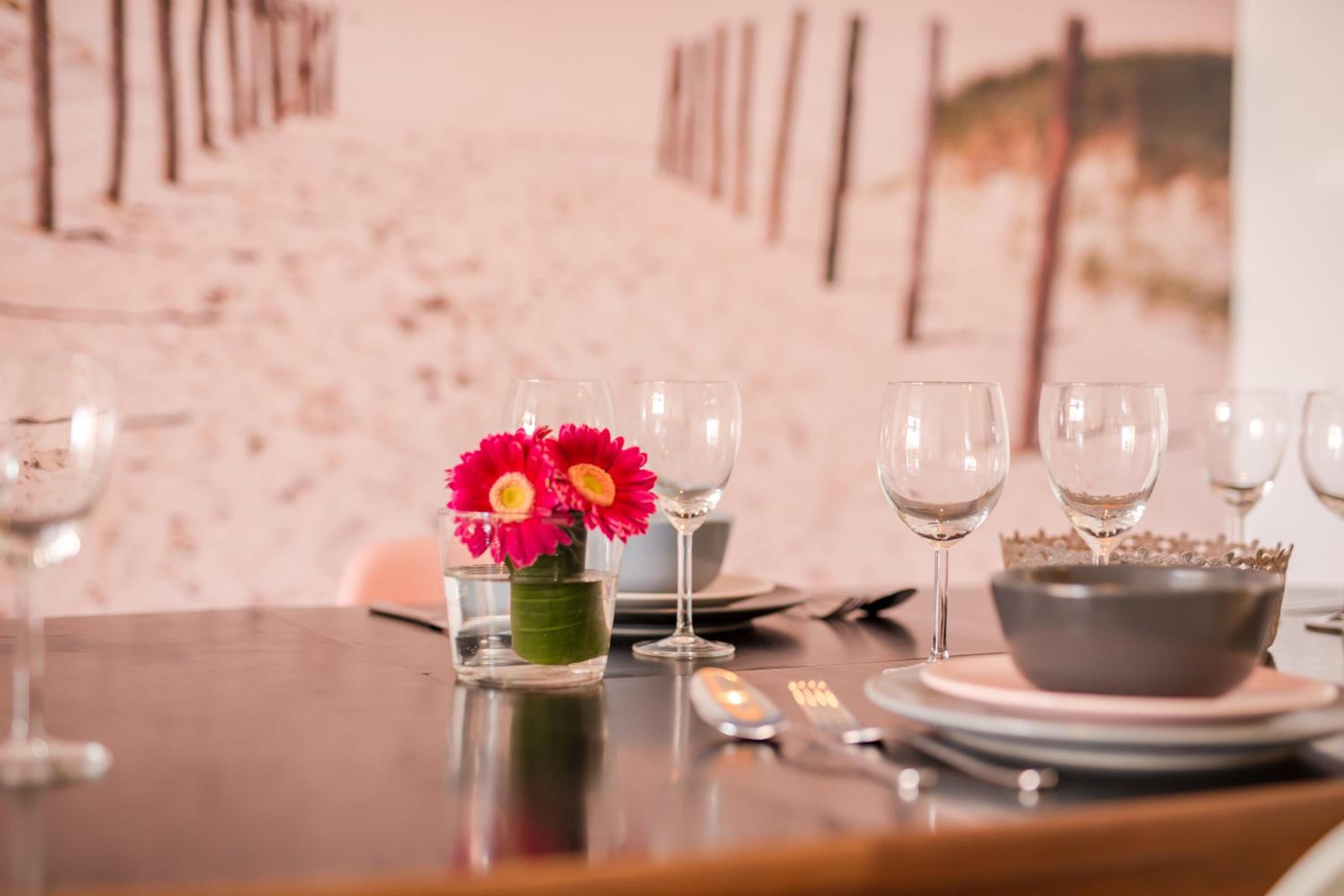 Beachhouse Anna, 1 minute walk to the beach and centre of Katwijk, Free private parking next to the house !