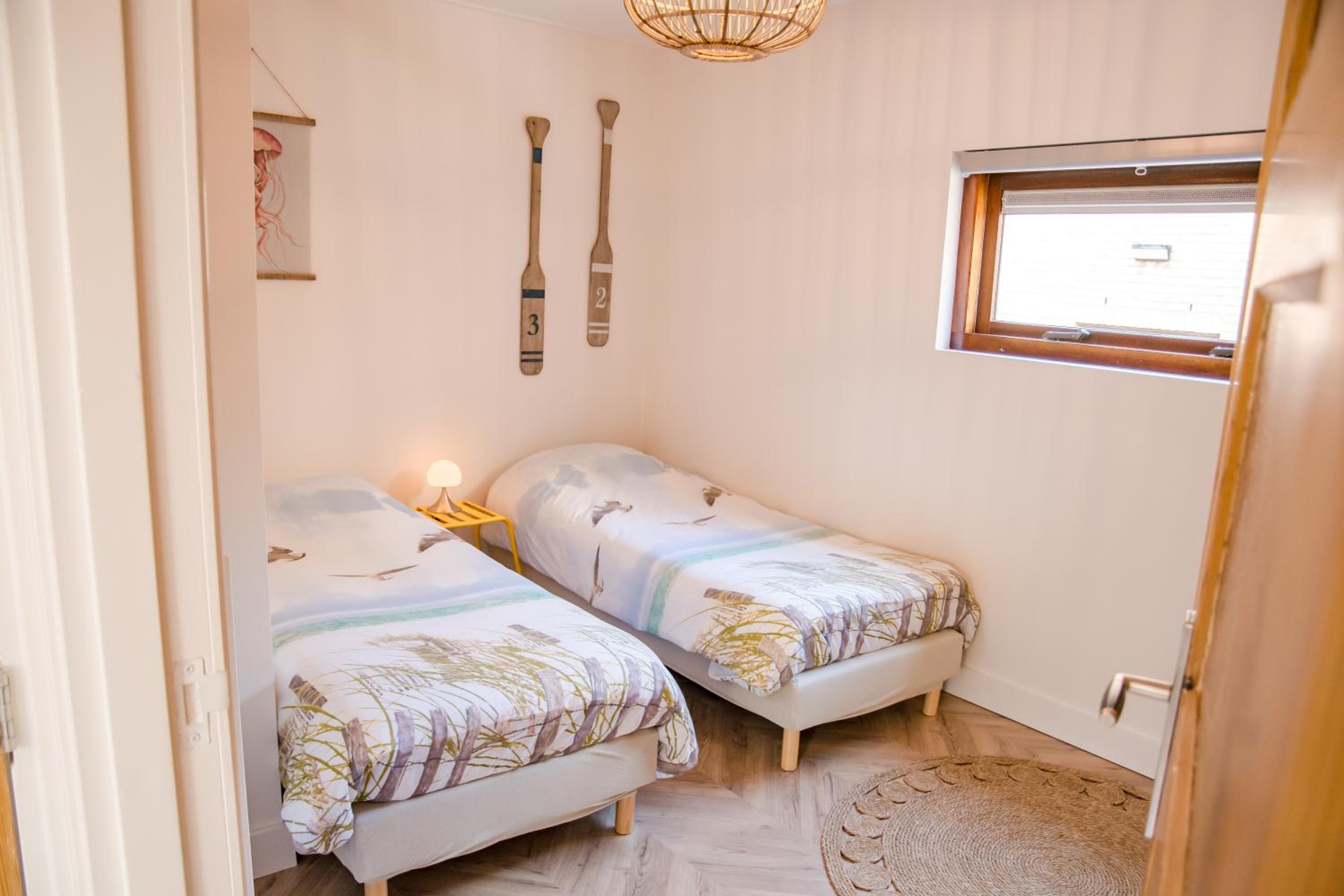 Beachhouse Anna, 1 minute walk to the beach and centre of Katwijk, Free private parking next to the house !