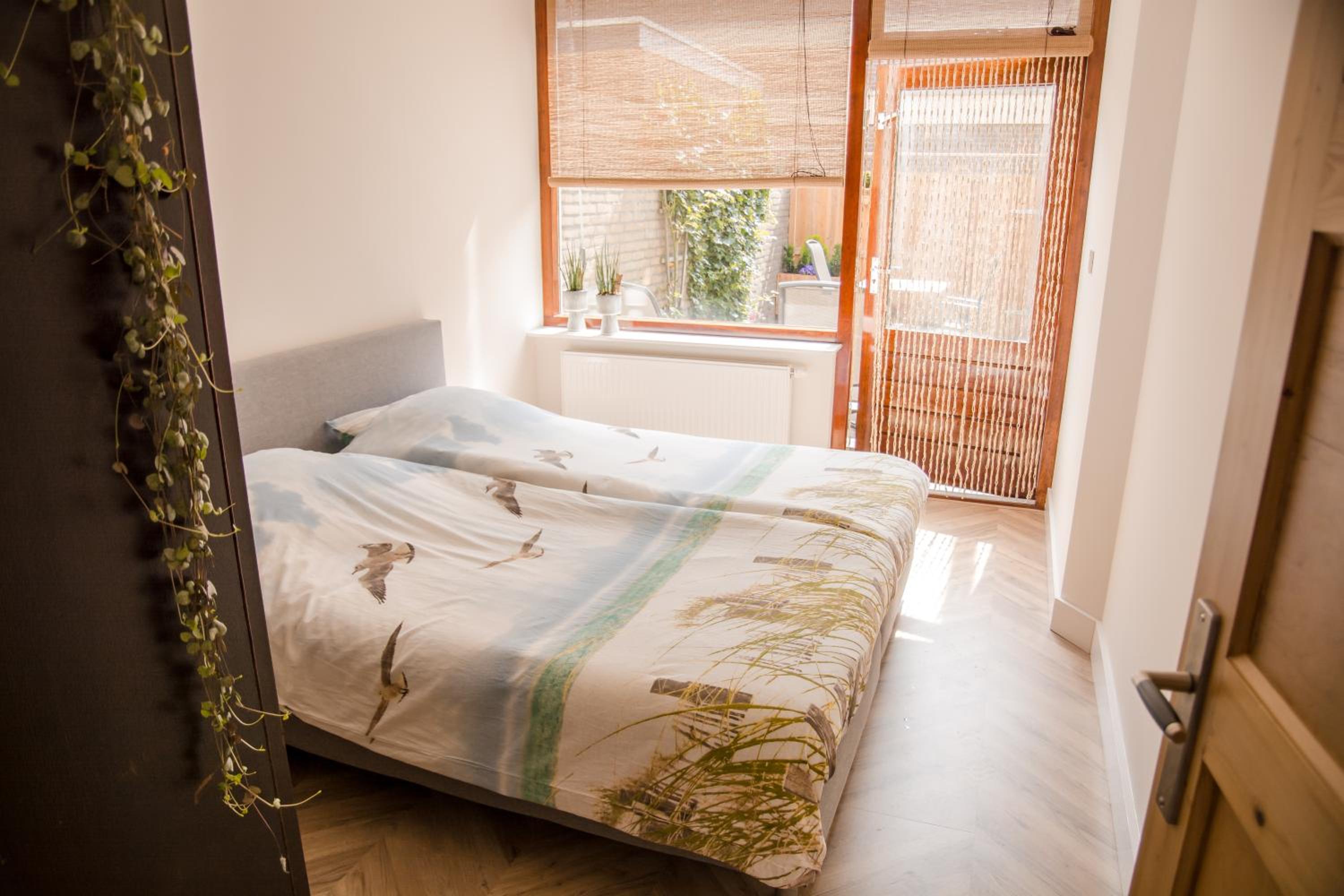 Beachhouse Anna, 1 minute walk to the beach and centre of Katwijk, Free private parking next to the house !