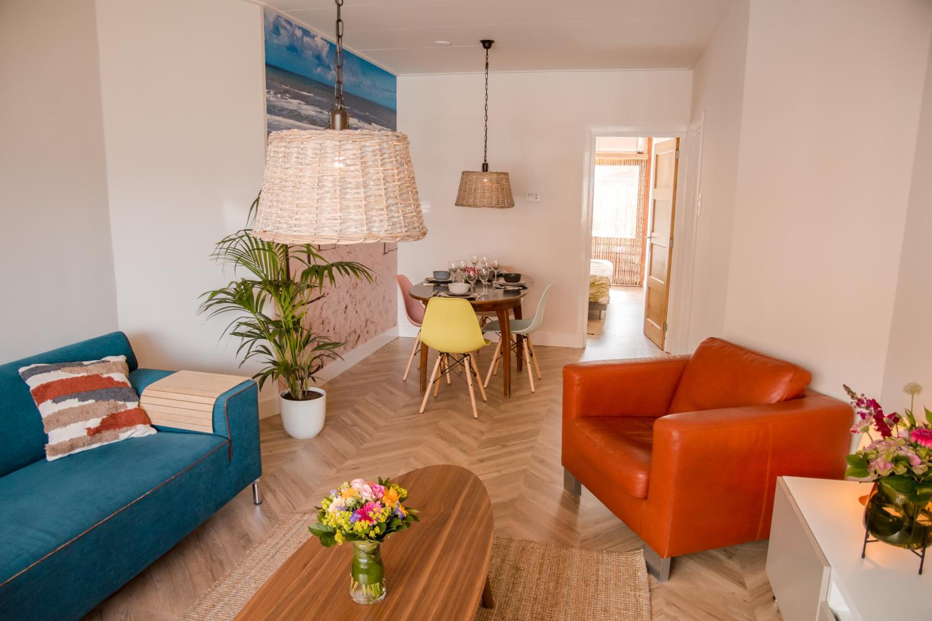 Beachhouse Anna, 1 minute walk to the beach and centre of Katwijk, Free private parking next to the house !