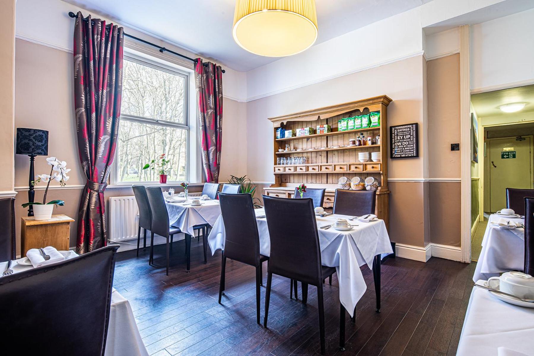 Fountains Guest House - Harrogate Stays with FREE PARKING