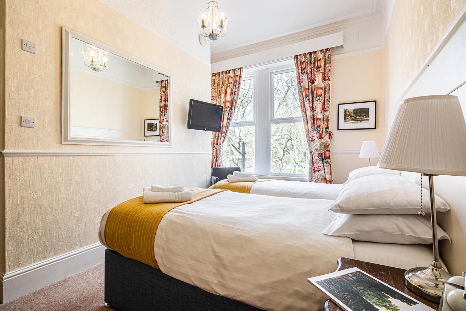 Fountains Guest House - Harrogate Stays with FREE PARKING